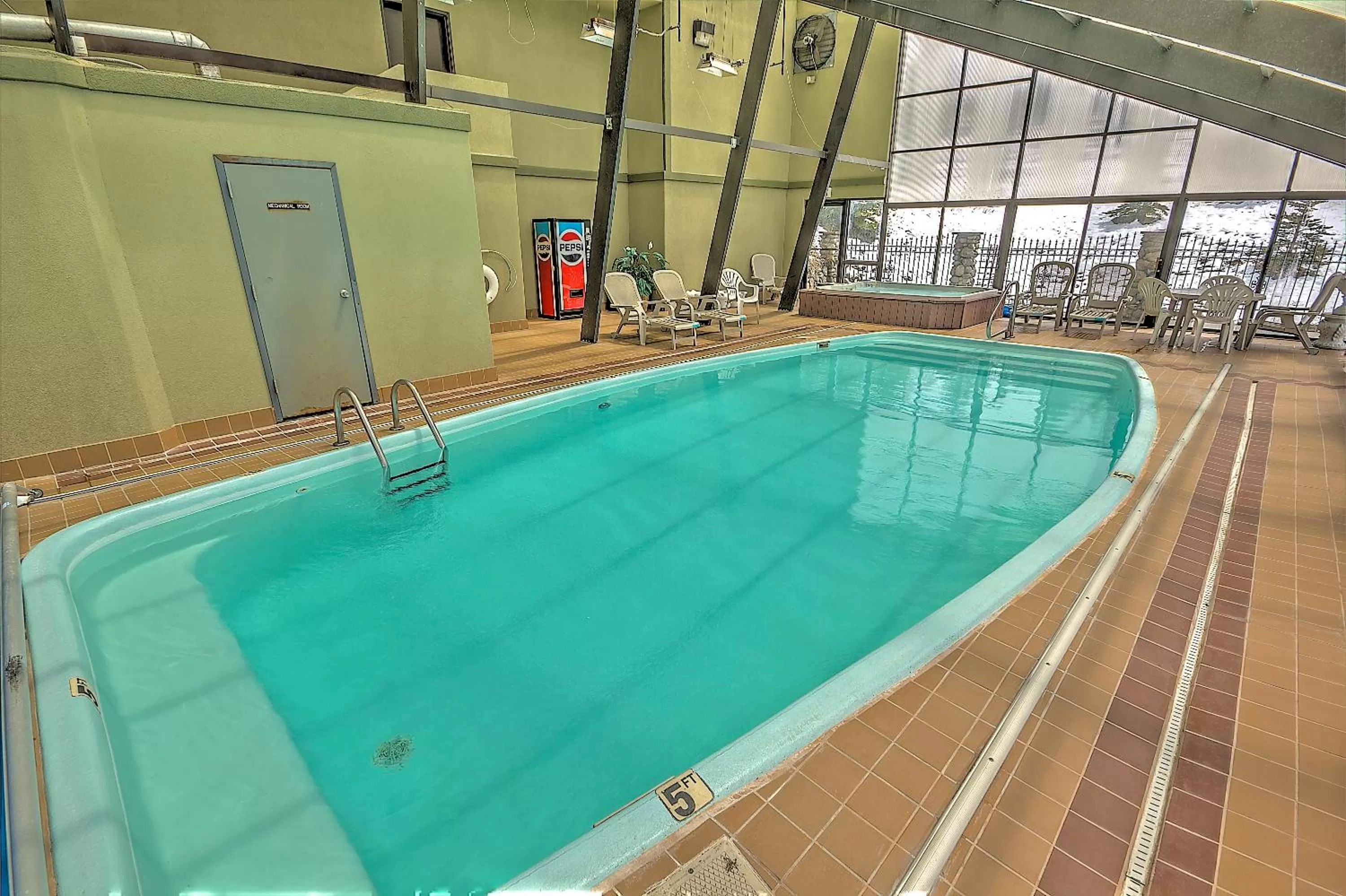 Swimming pool in Dillon Inn