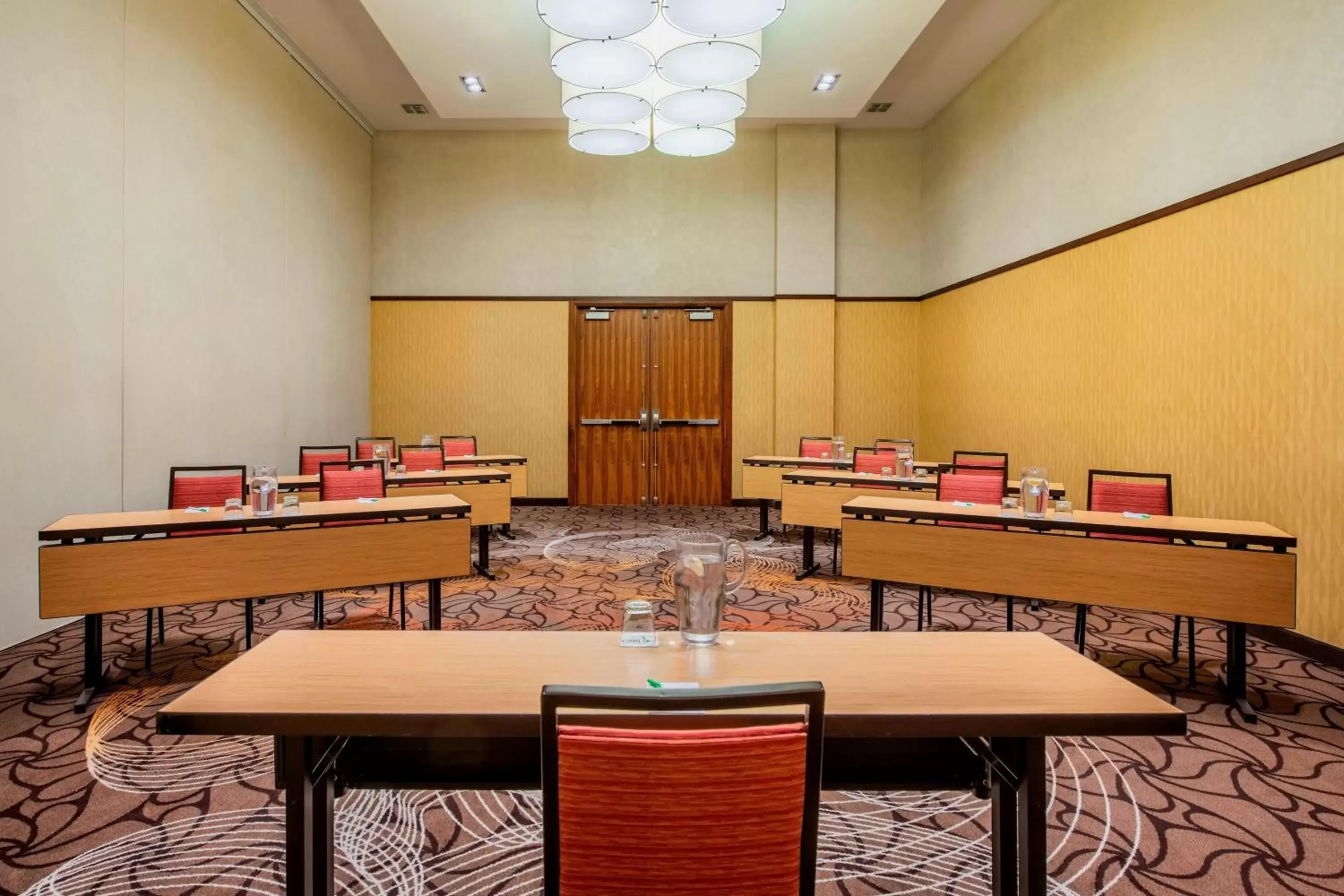 Meeting/conference room in Courtyard by Marriott Calgary Airport