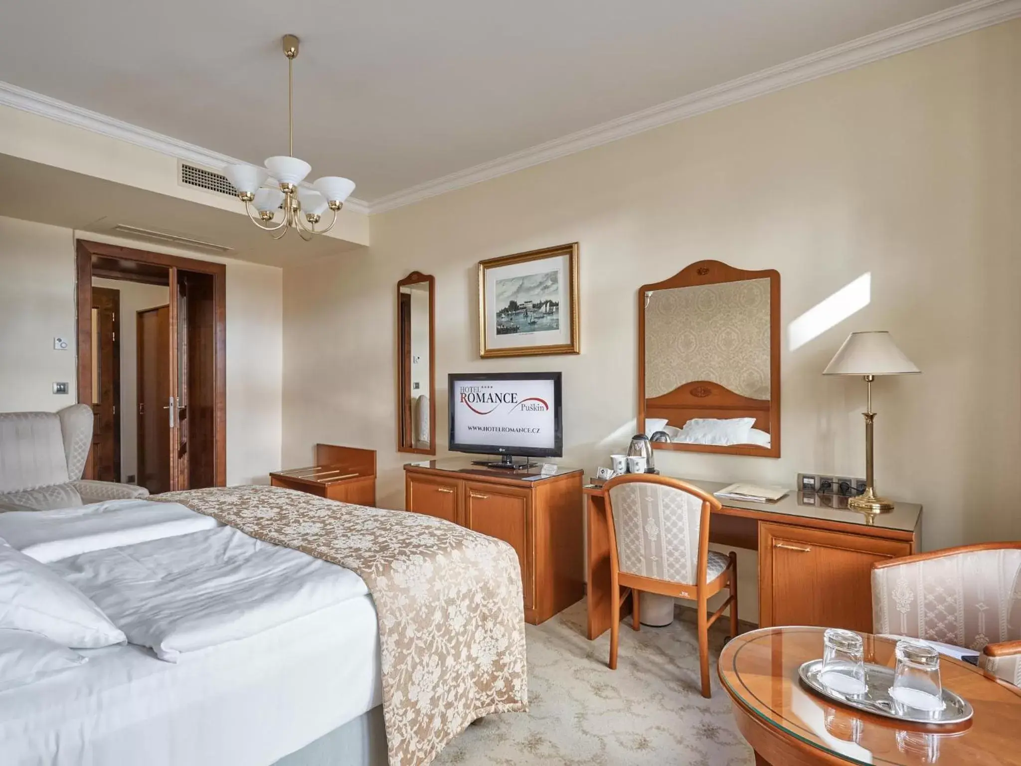 Photo of the whole room, Bed in Hotel Romance Photo of the whole room, Bed in Hotel Romance