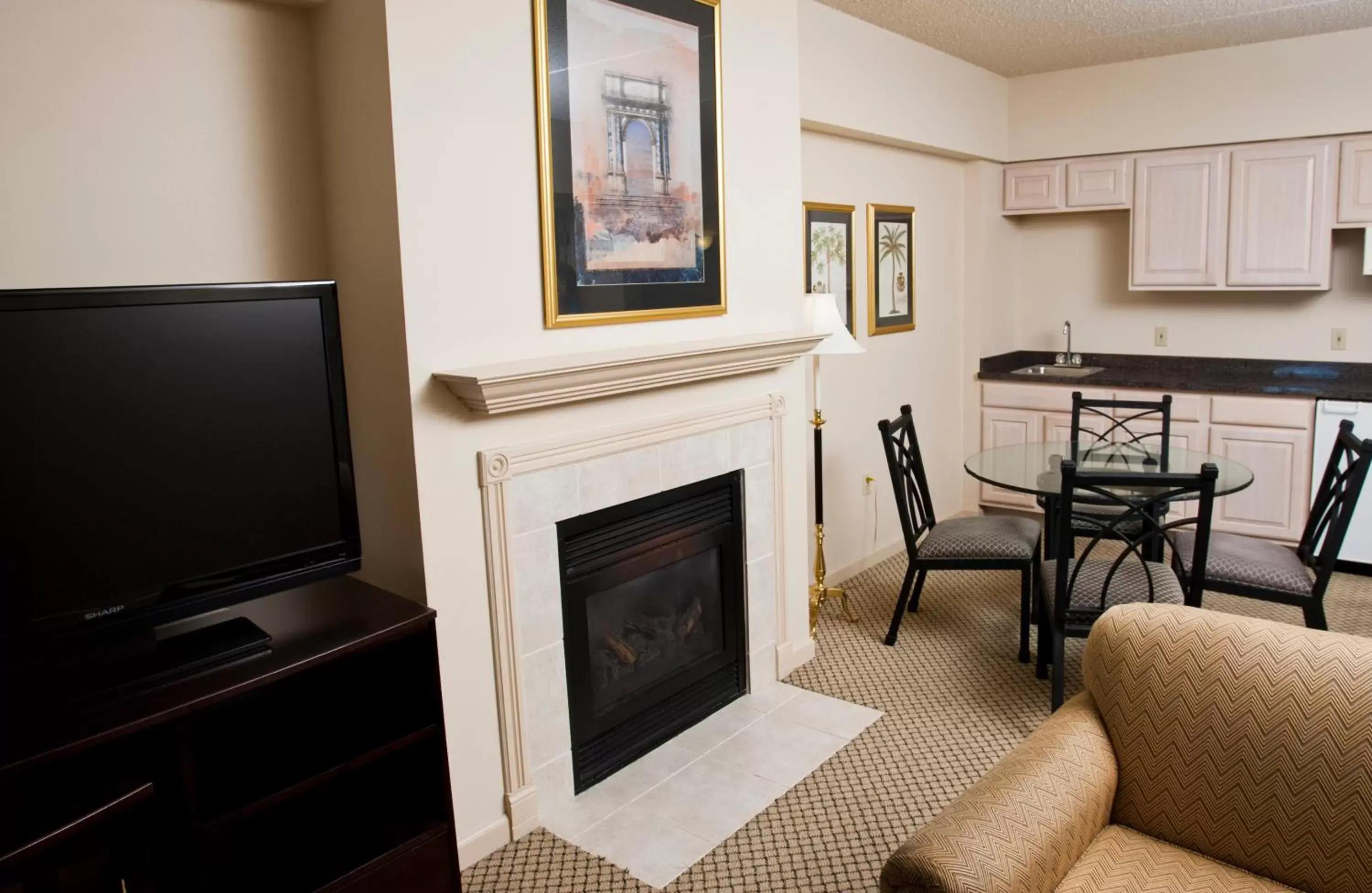 Living room, TV/Entertainment Center in Bella Vista Suites Lake Geneva