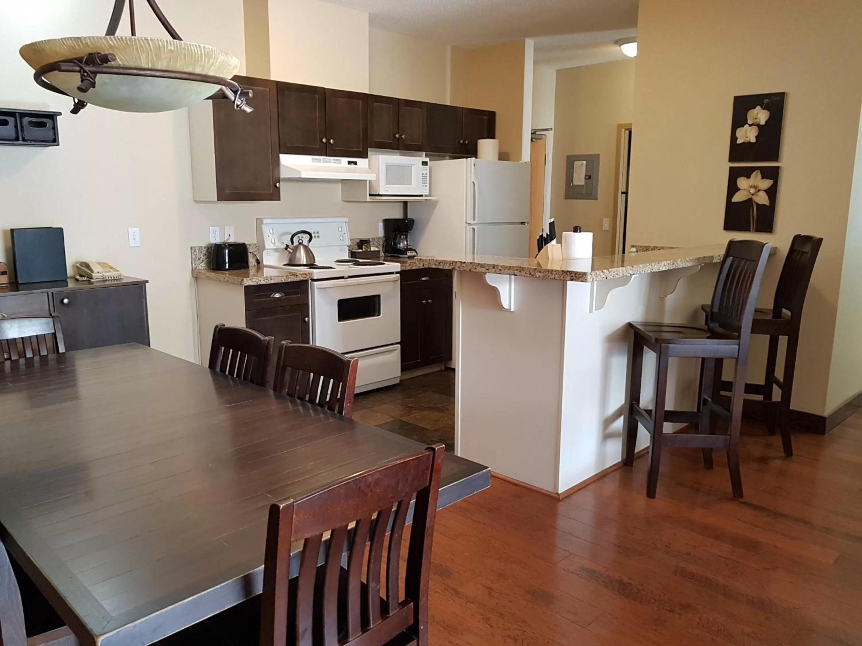 Kitchen or kitchenette in Sunset Resorts Canmore and Spa