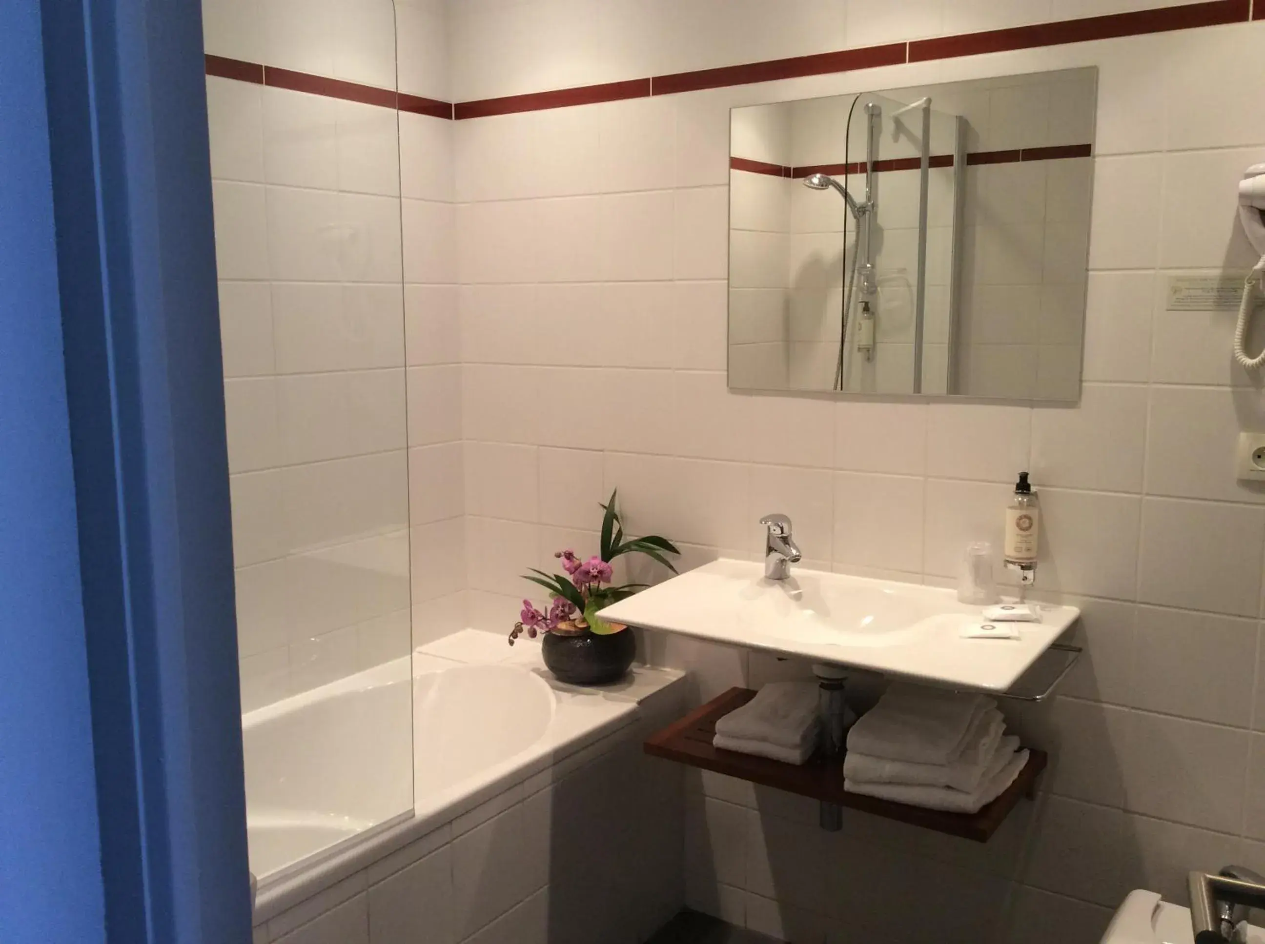 King Suite with Sofa Bed in Best Western Le Duguesclin King Suite with Sofa Bed in Best Western Le Duguesclin