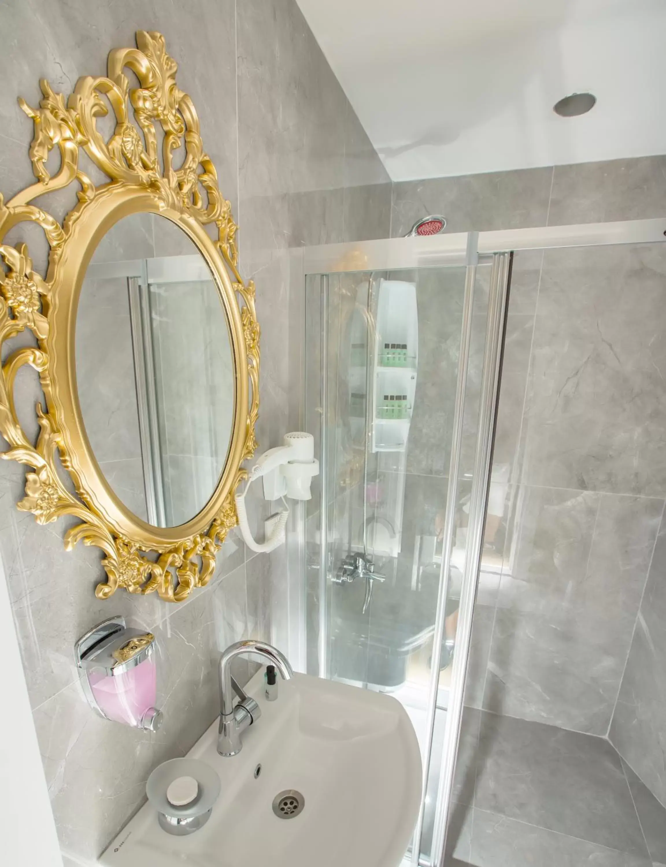 Shower, Bathroom in Atlantis Royal Hotel