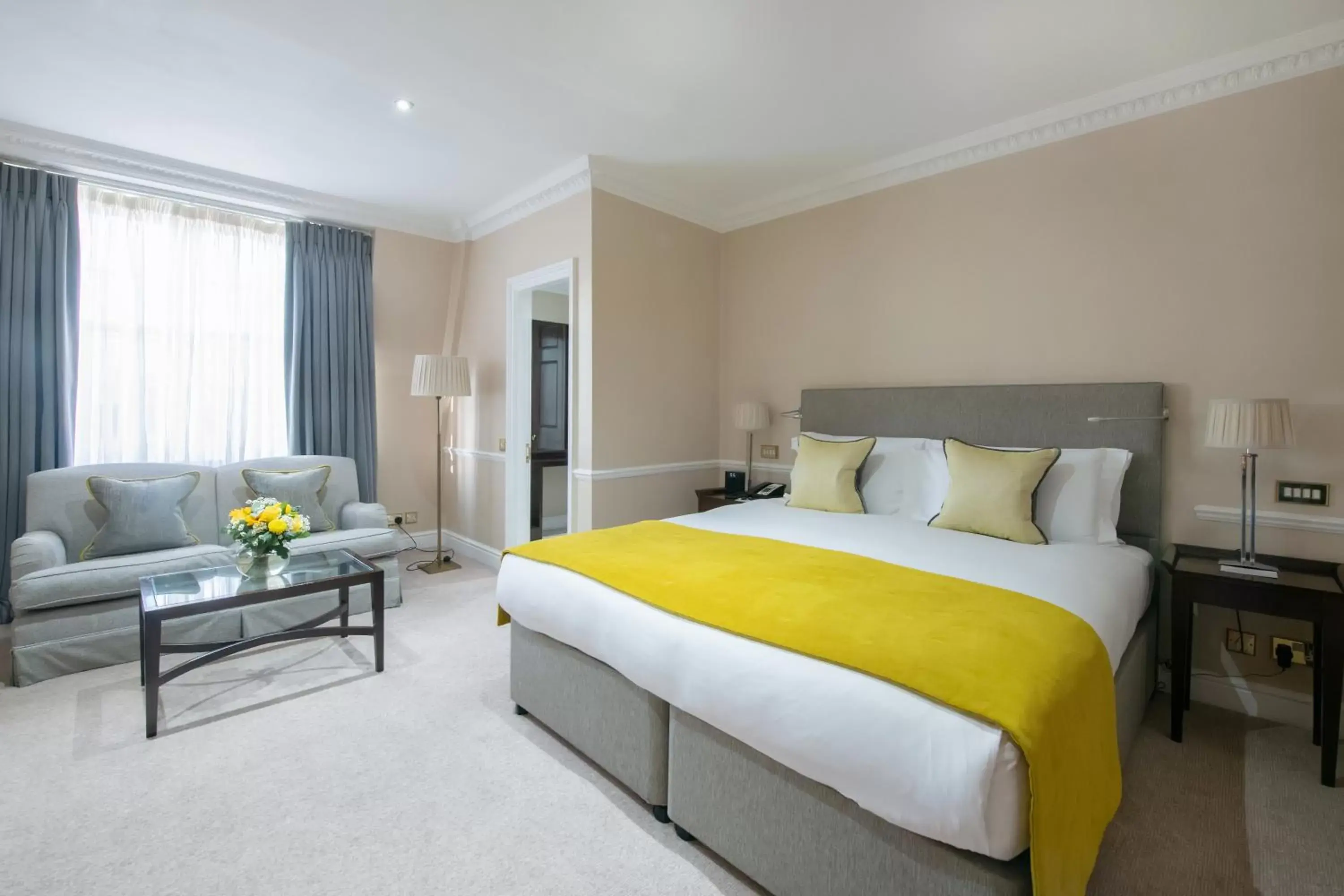 Bedroom, Bed in Dukes London