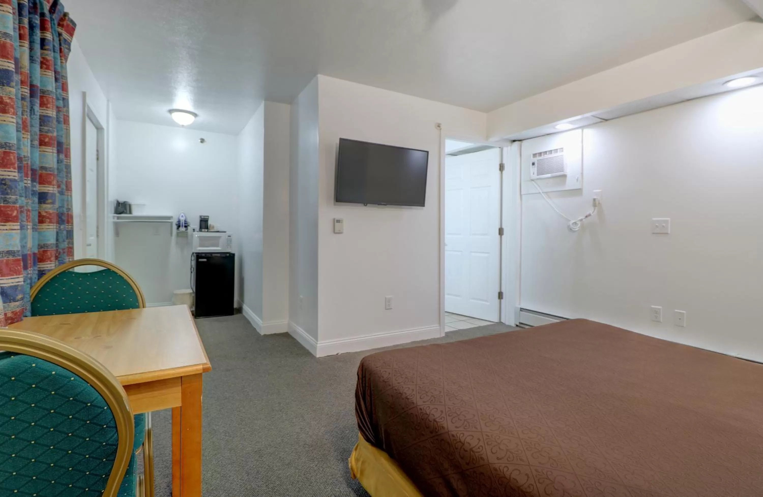 Photo of the whole room in Classic Inn