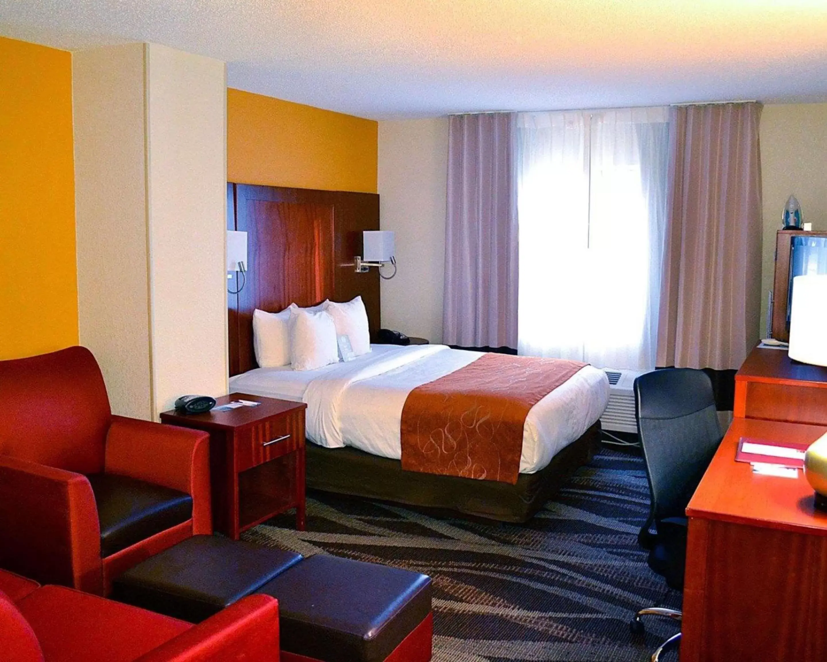 Photo of the whole room, Bed in Comfort Suites Longview North