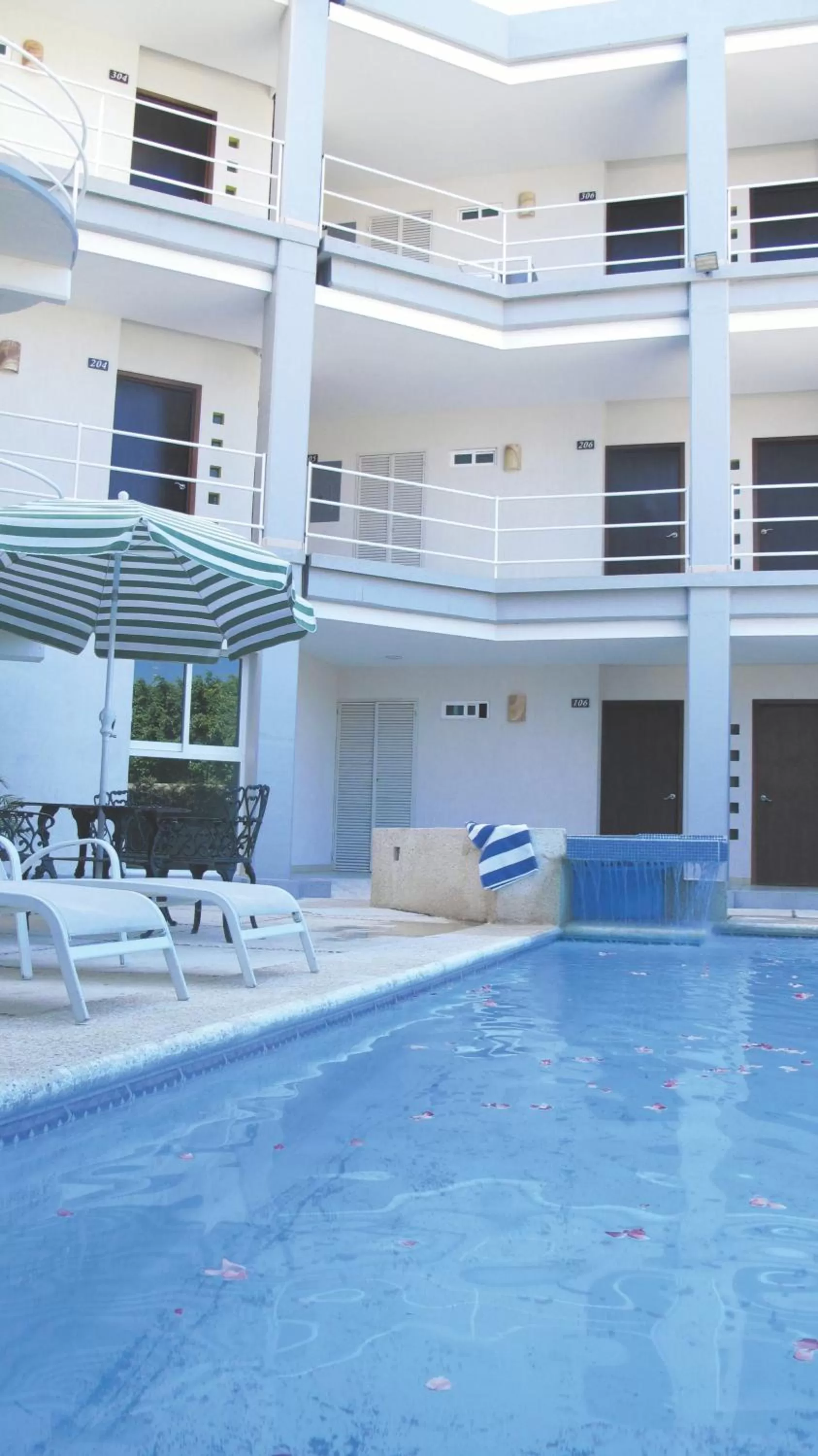 Swimming pool in Hotel RS Suites