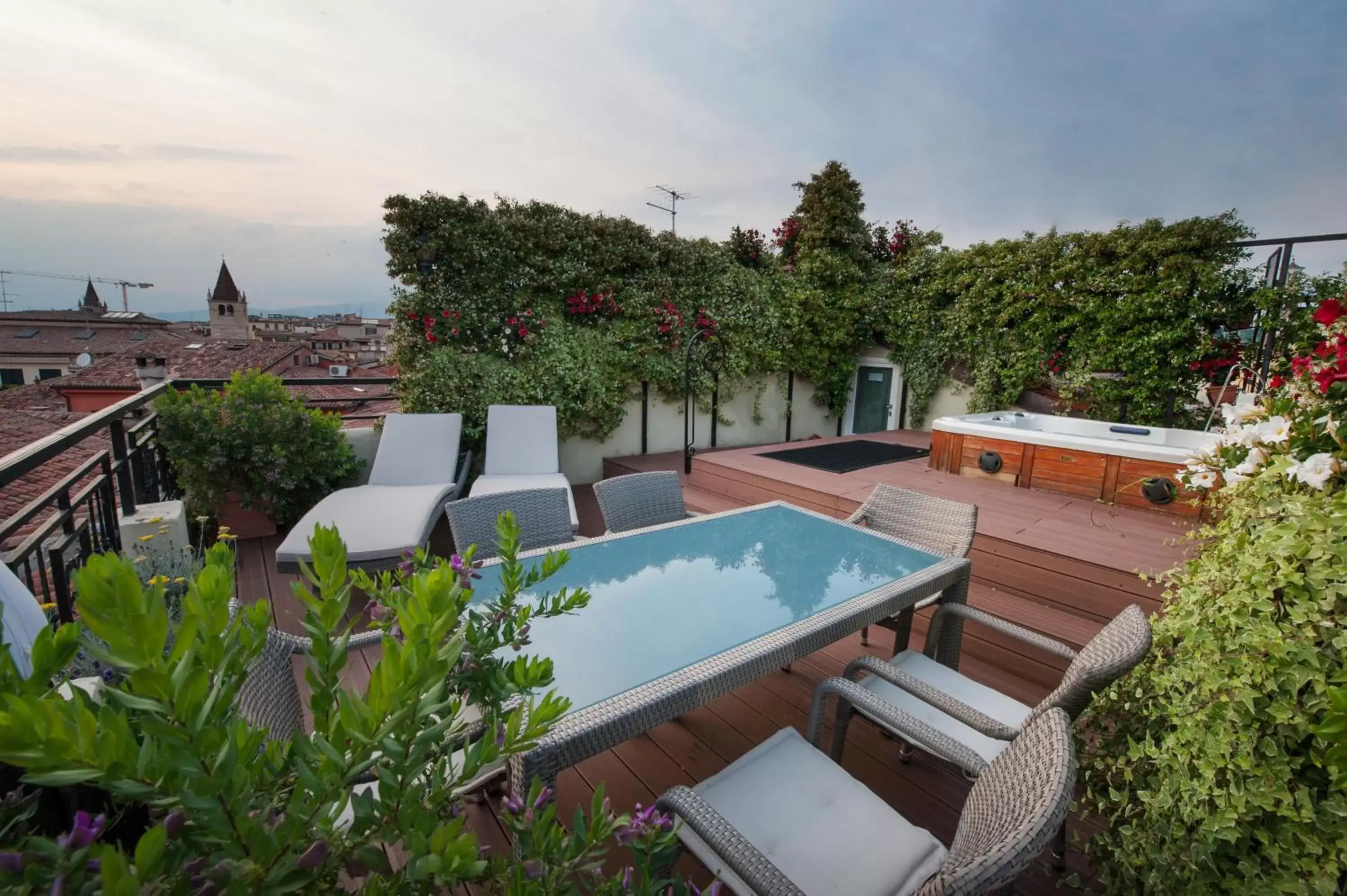 Suite with Terrace and Hot Tub in Hotel Bologna ***S