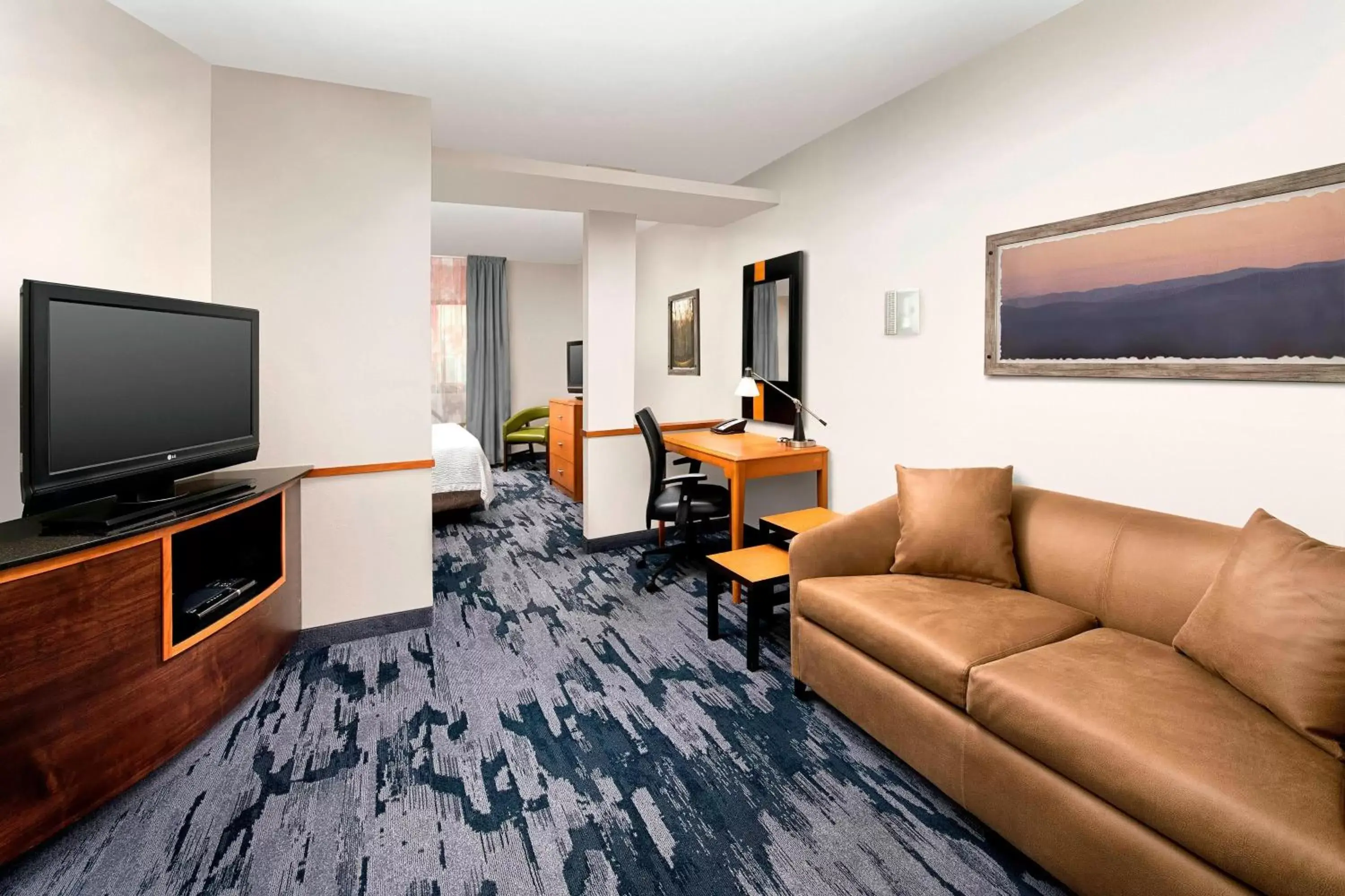 Living room, TV/Entertainment Center in Fairfield Inn & Suites by Marriott Miami Airport South
