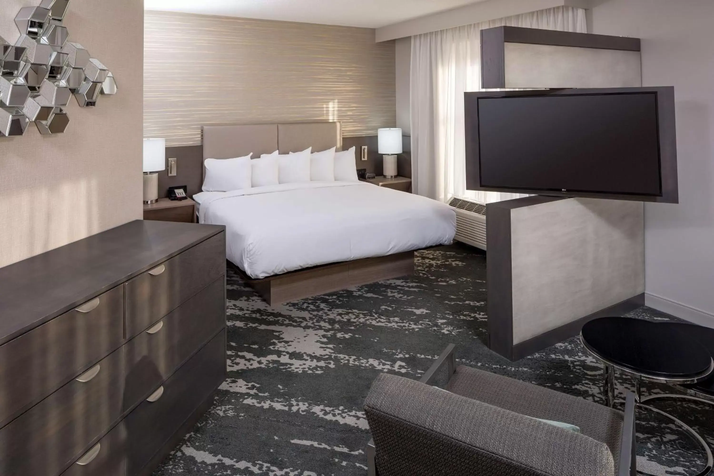 Living room, Bed in DoubleTree by Hilton Boston Logan Airport Chelsea