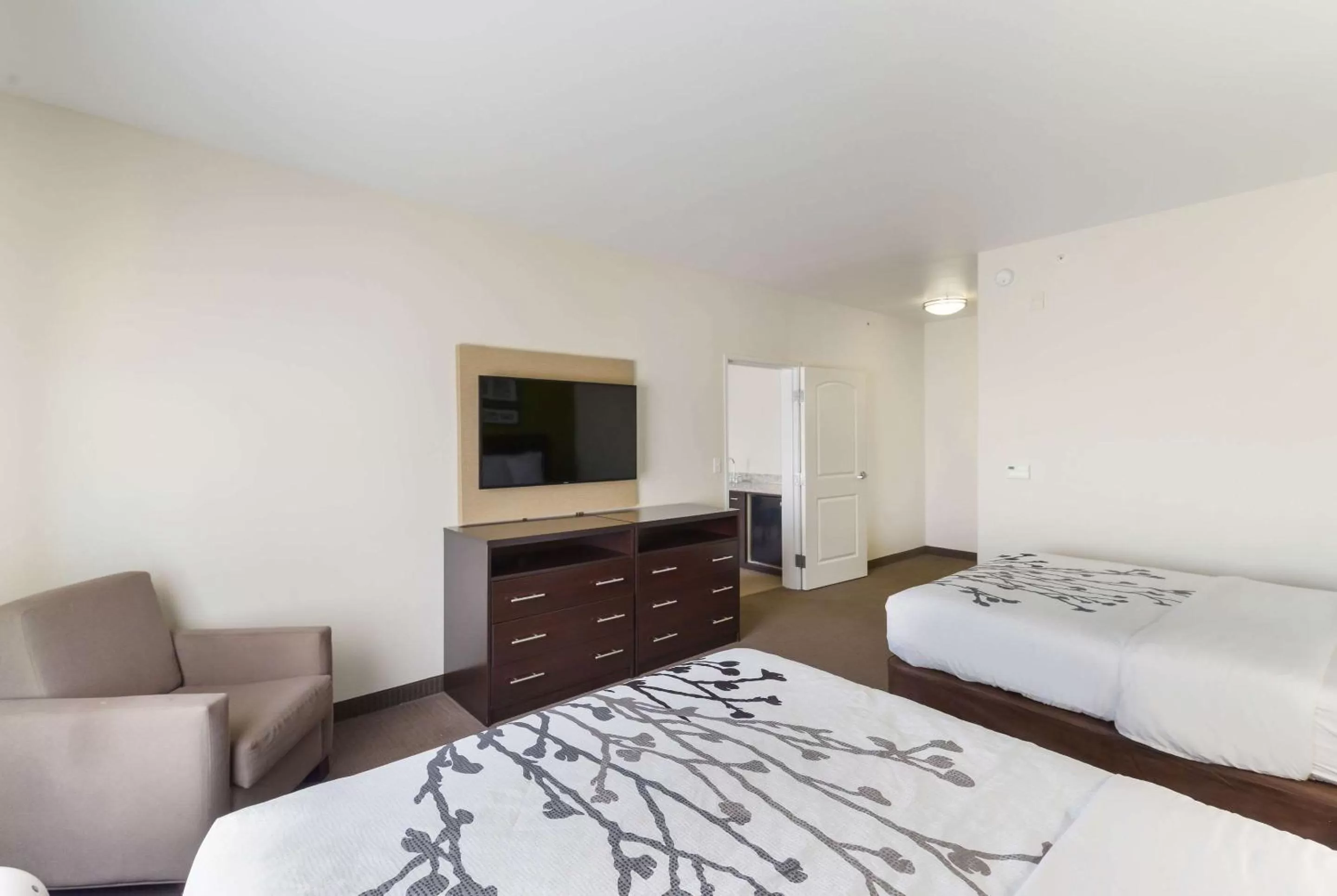 Photo of the whole room, Bed in Sleep Inn & Suites Midland West