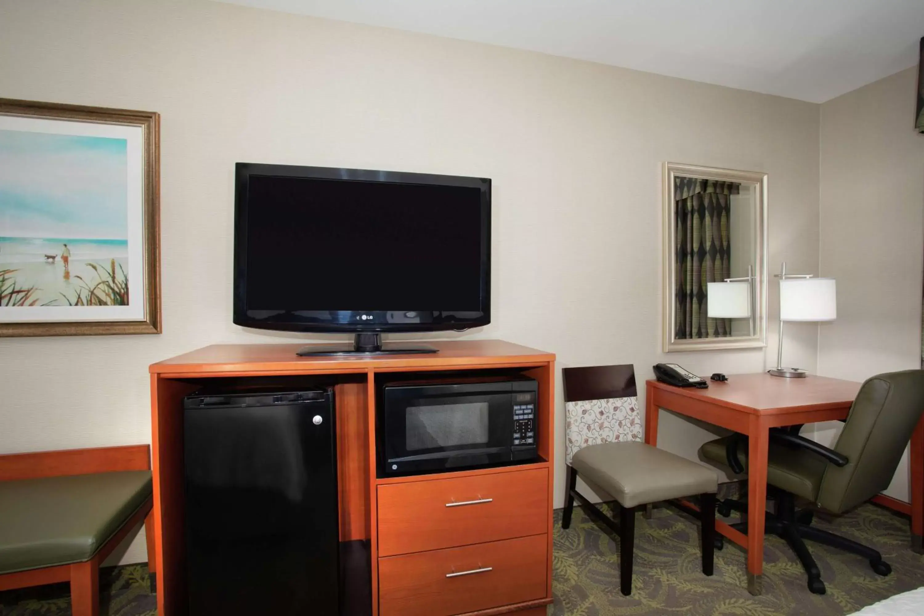Bedroom, TV/Entertainment Center in Hampton Inn & Suites Astoria
