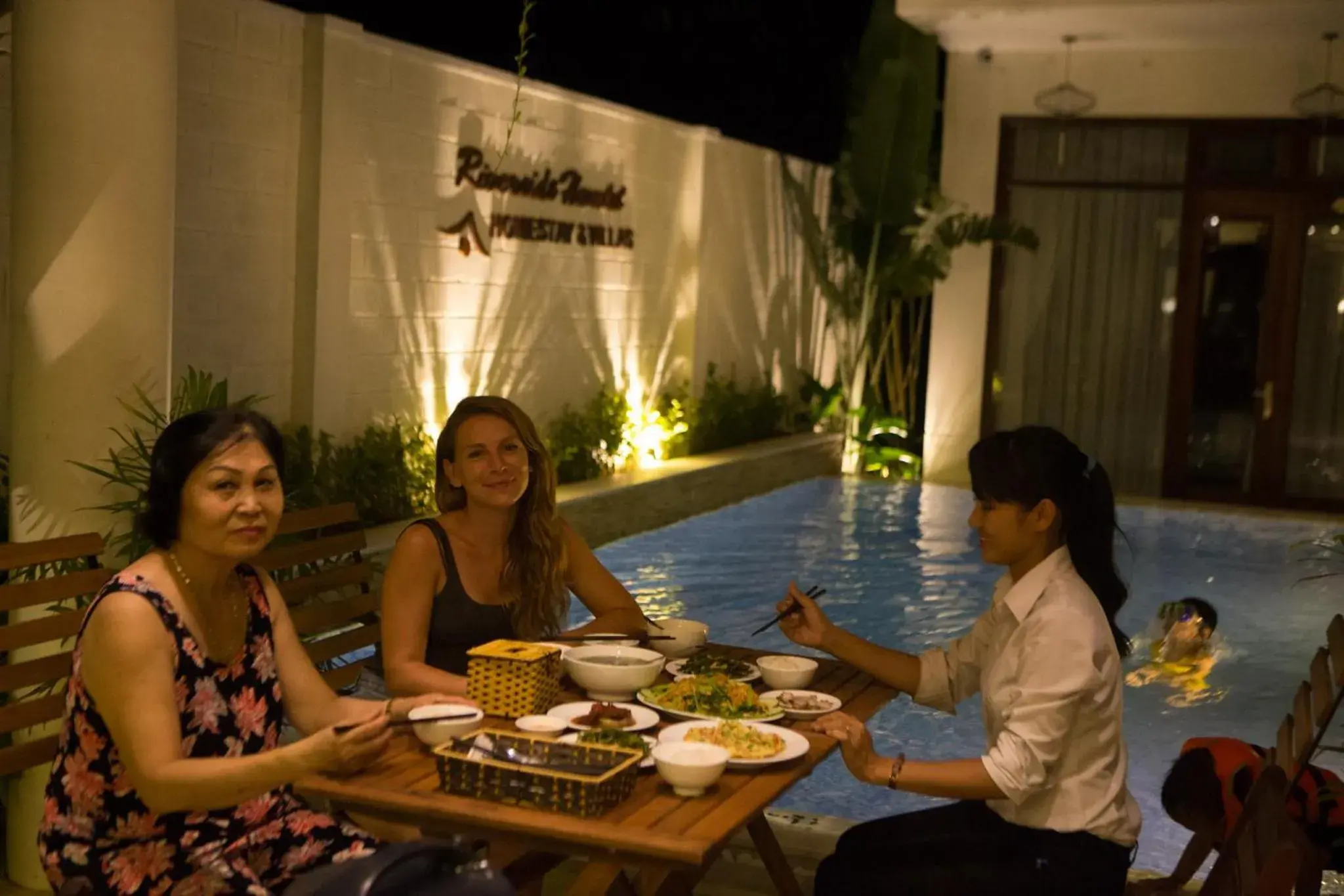 Restaurant/places to eat in Riverside Hamlet Homestay & Villa