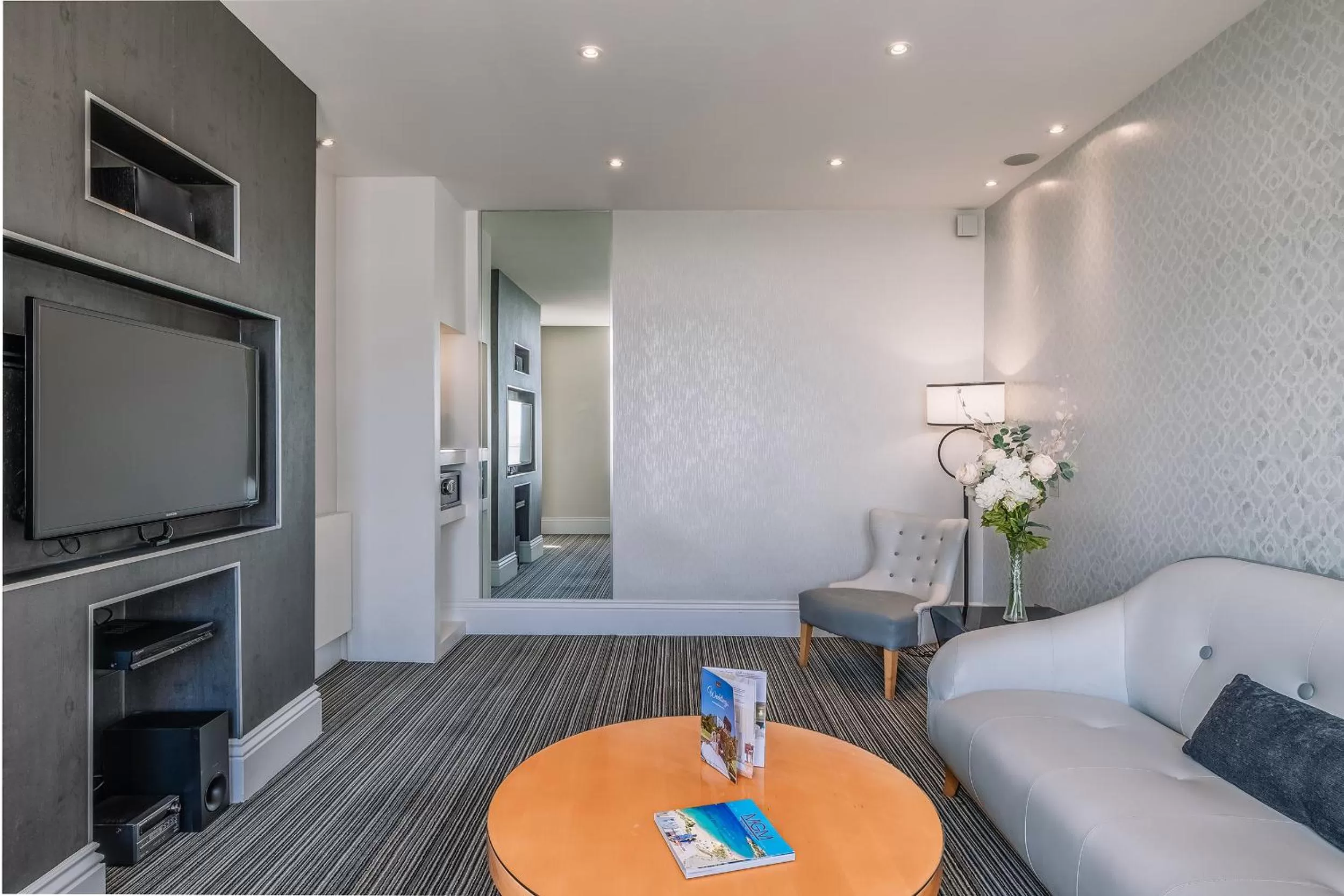 Living room in Muthu Westcliff Hotel (Near London Southend Airport)