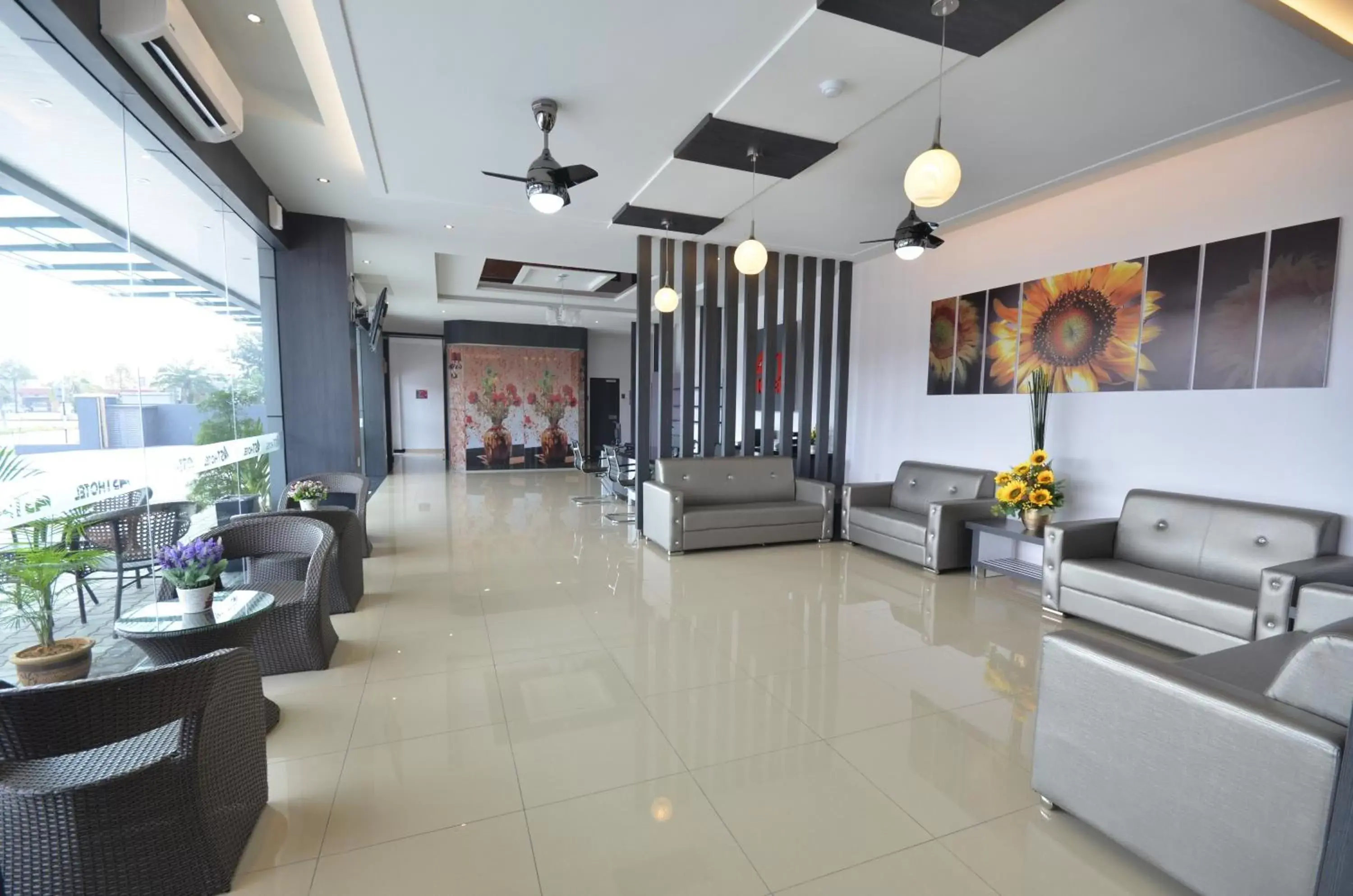 Communal lounge/ TV room, Lobby/Reception in AST Hotel