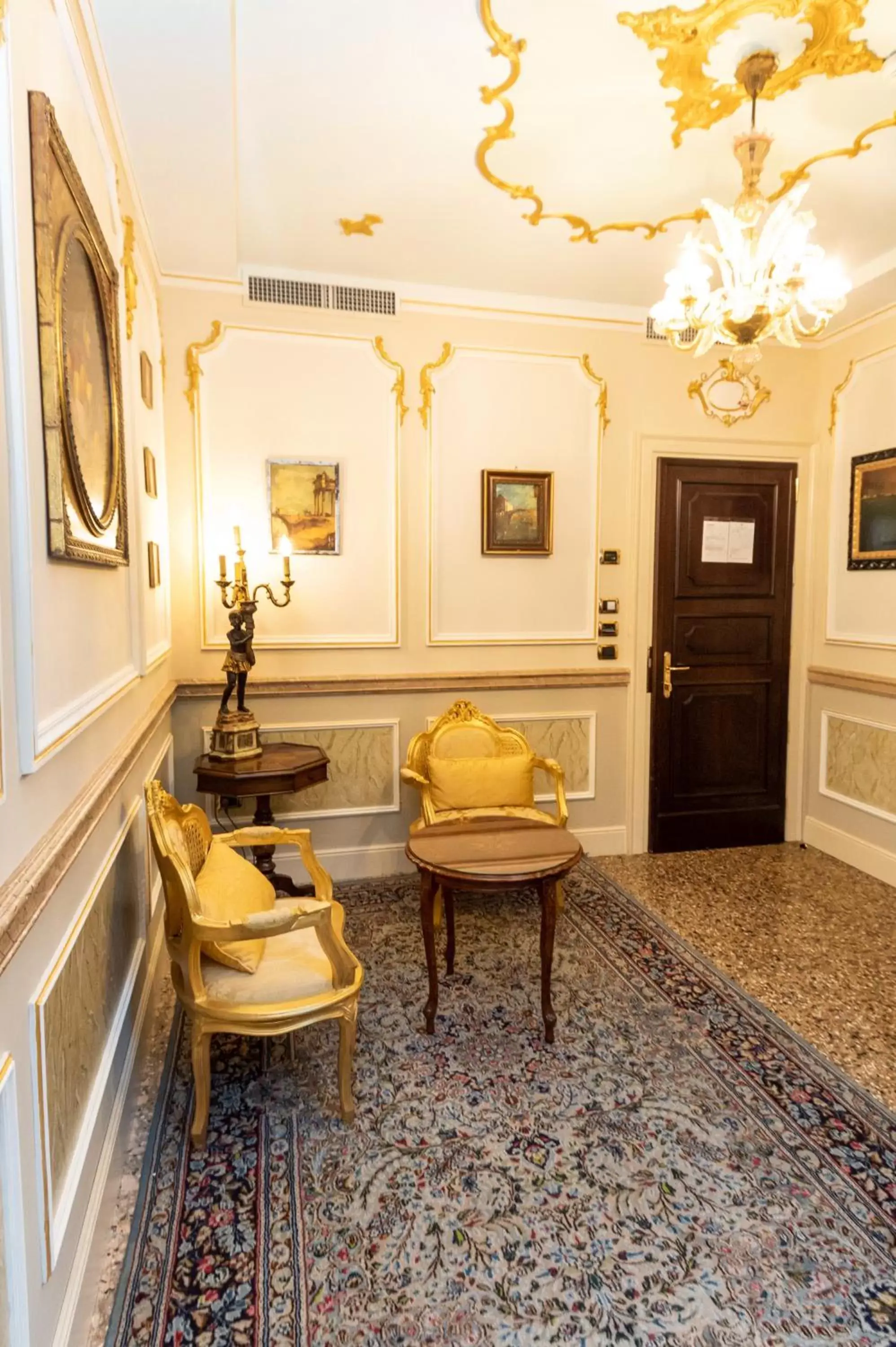 Bedroom, Seating Area in Palazzo Paruta & Wellness Suites