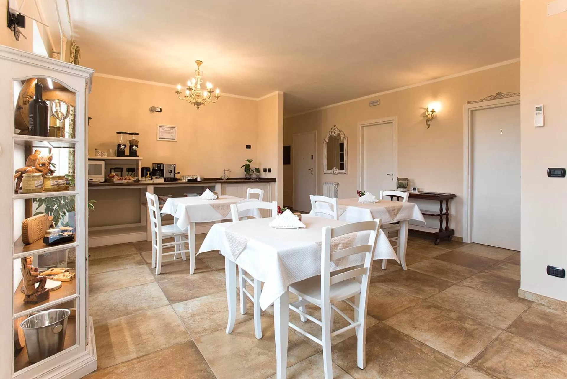 Communal lounge/ TV room in Villa Malvasio Pool and Jacuzzi Room Sassari