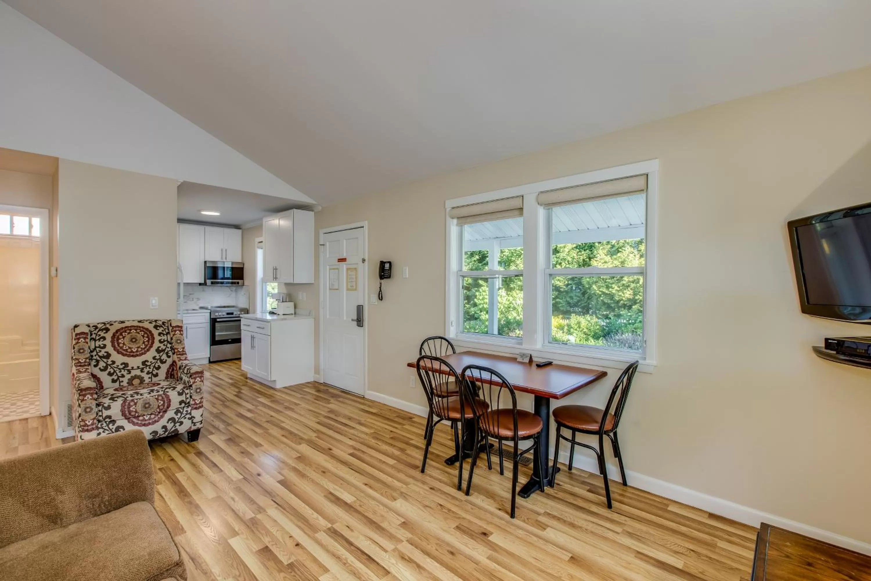 Dining Area in Colonial Shores Resort