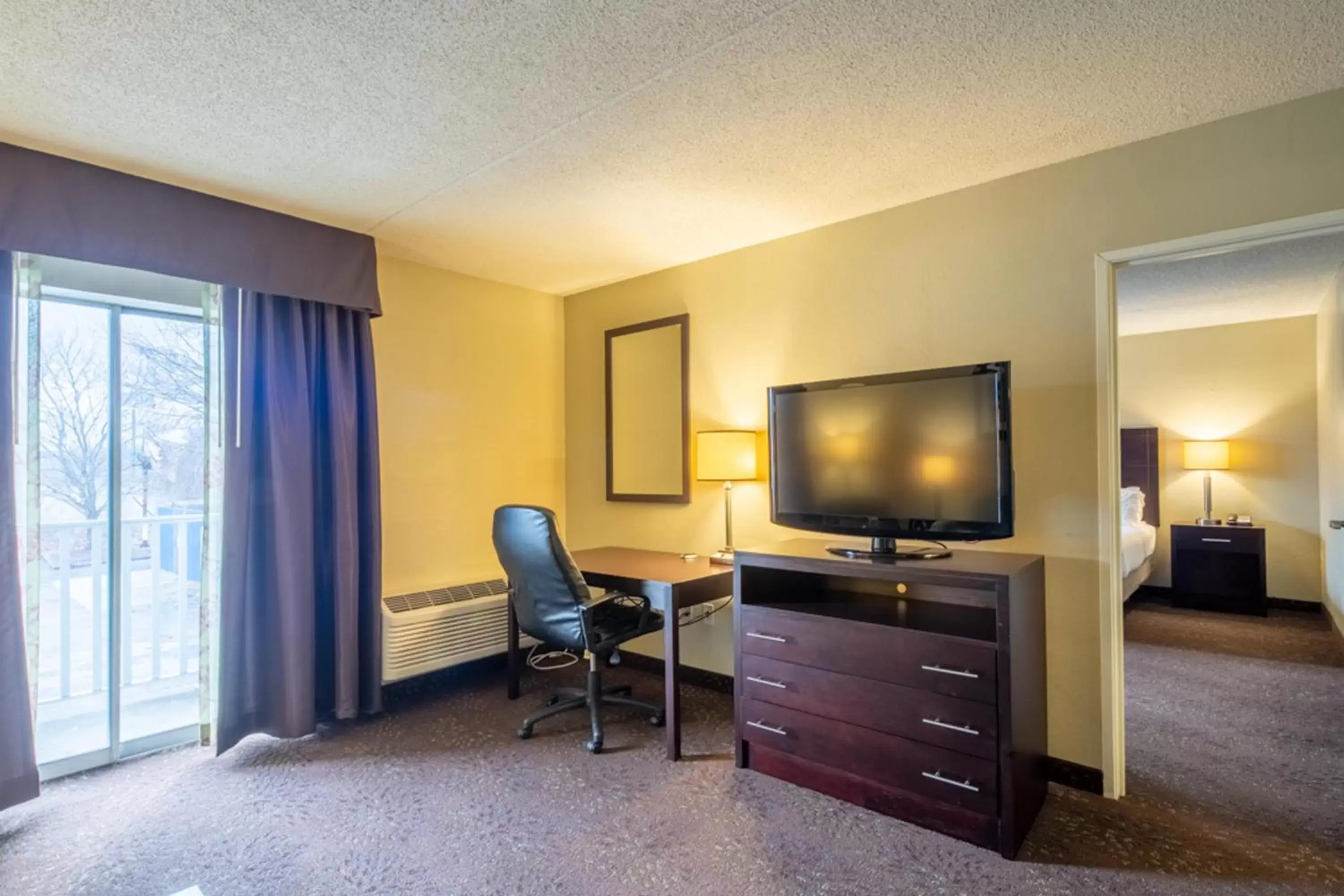 Living room, TV/Entertainment Center in Holiday Inn Express Hotel & Suites Pittsburgh Airport, an IHG Hotel