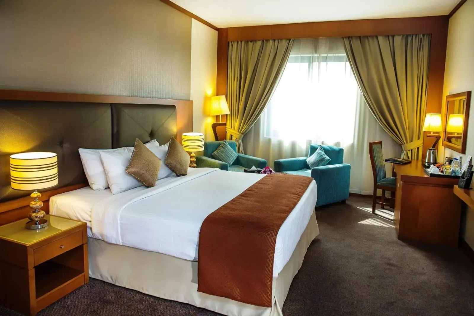 Bedroom, Bed in Landmark Summit Hotel