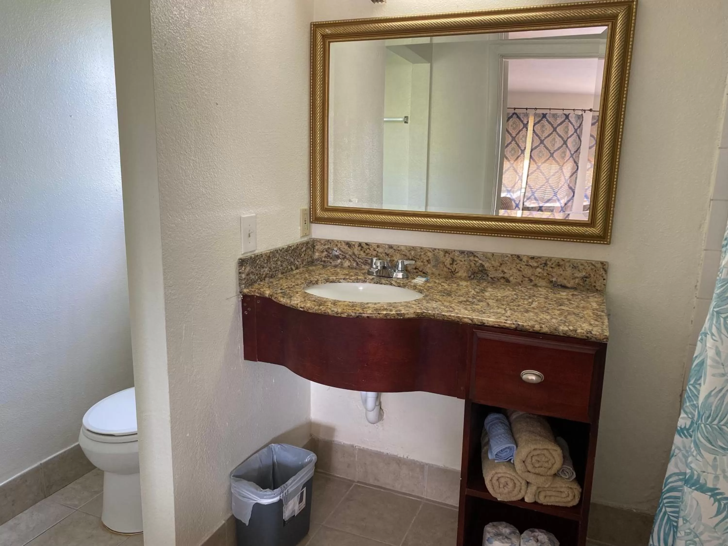 King Room with Spa Bath - Non-Smoking in Jasmine Garden Inn - Lake City