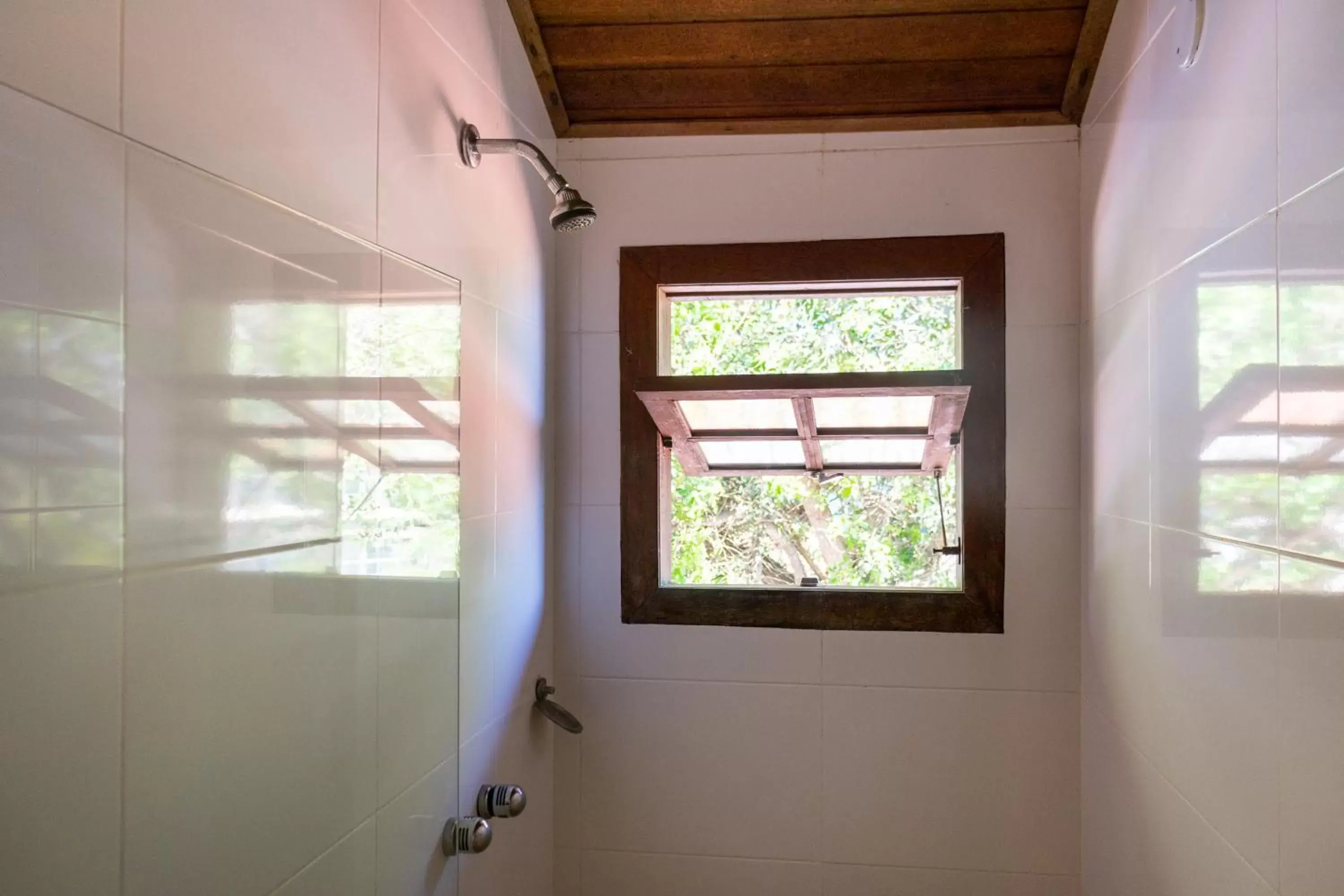 Bathroom, TV/Entertainment Center in La Proeza Pousada