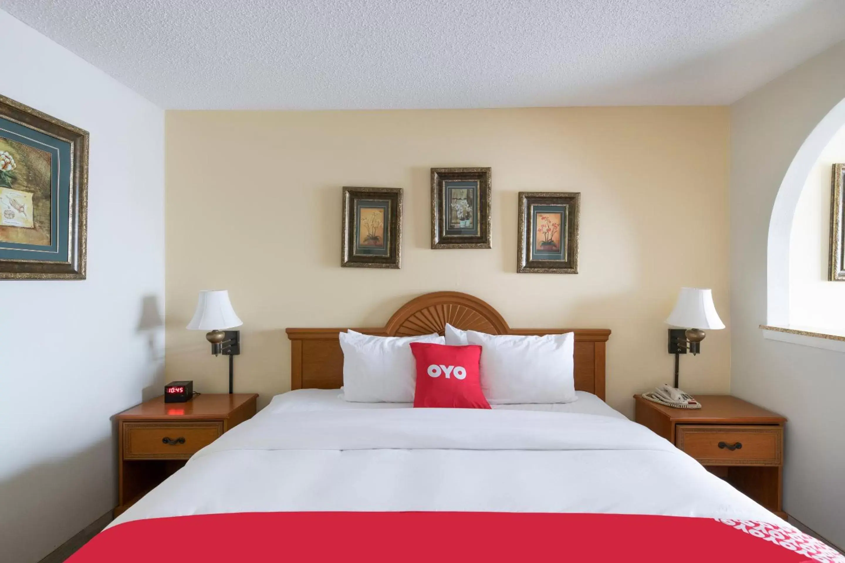 Bedroom, Bed in OYO Hotel Stafford TX I-69 North