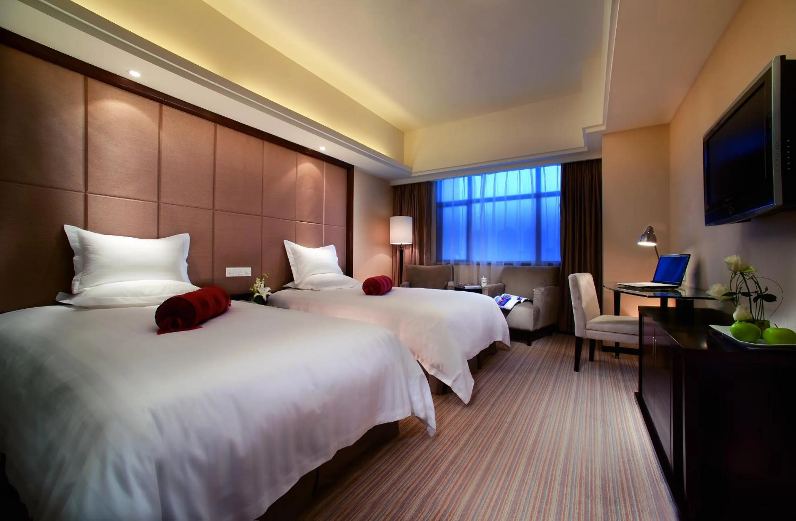 Photo of the whole room, Bed in Zhengzhou Yuehai Hotel