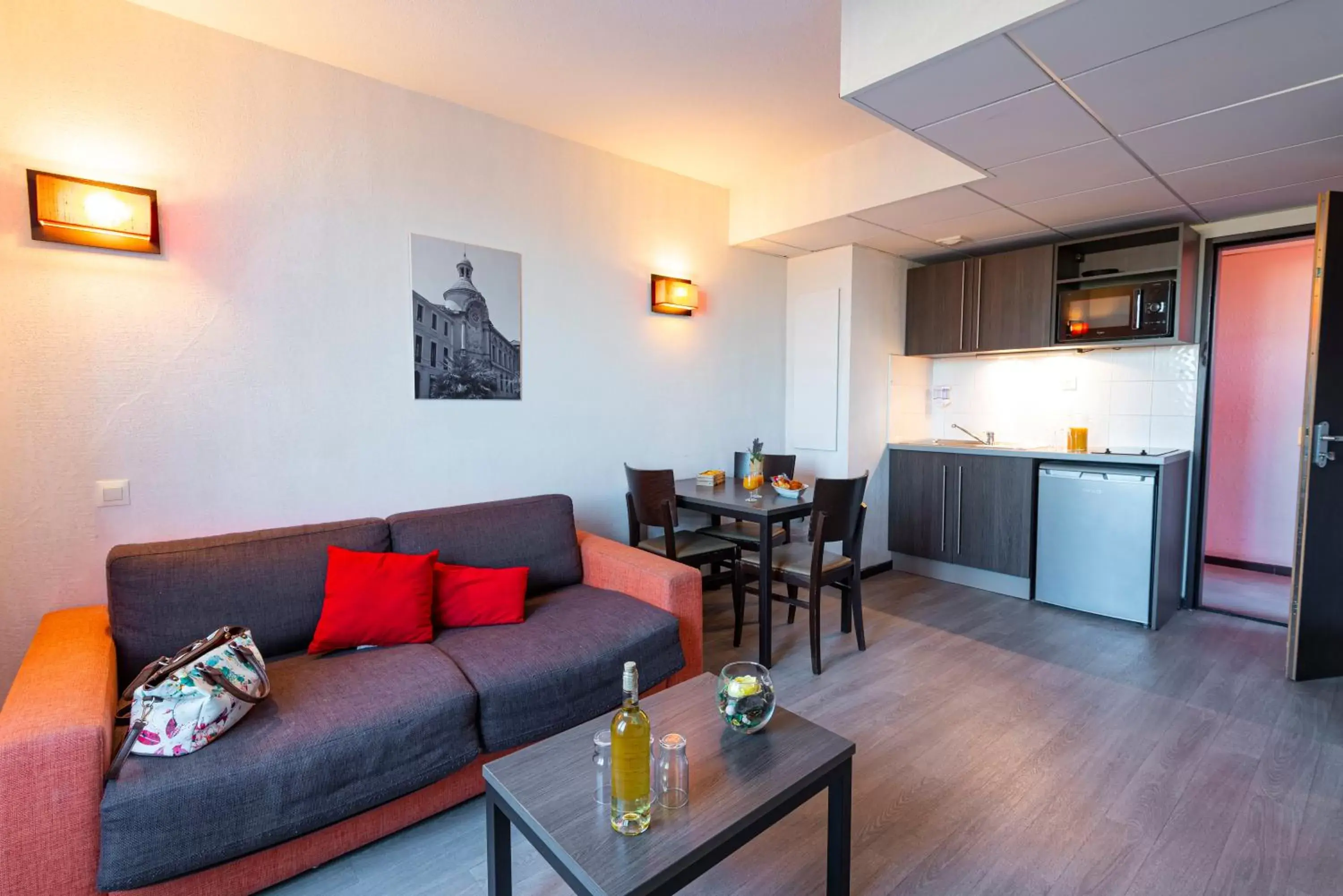 Kitchen or kitchenette, Seating Area in Zenitude Hôtel-Résidences Nîmes Centre