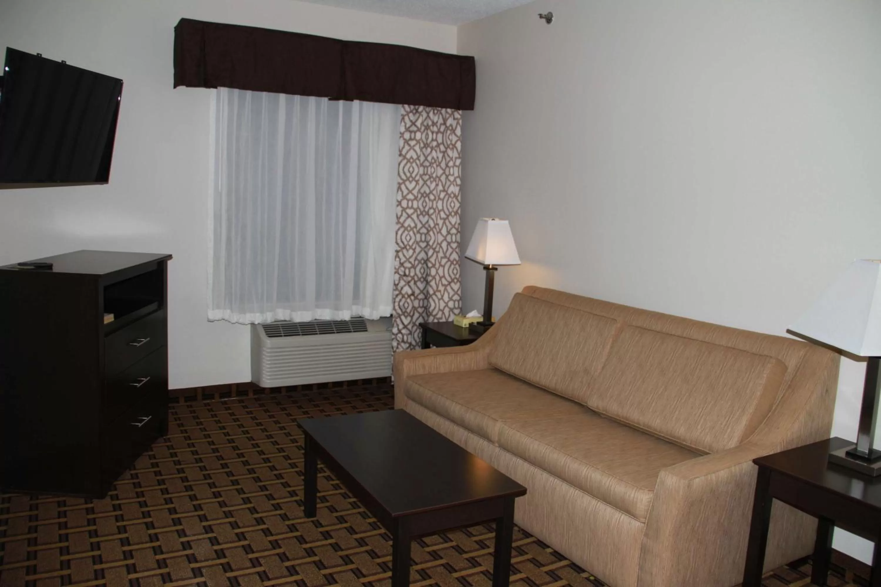Living room in SureStay Plus Hotel by Best Western Coralville Iowa City
