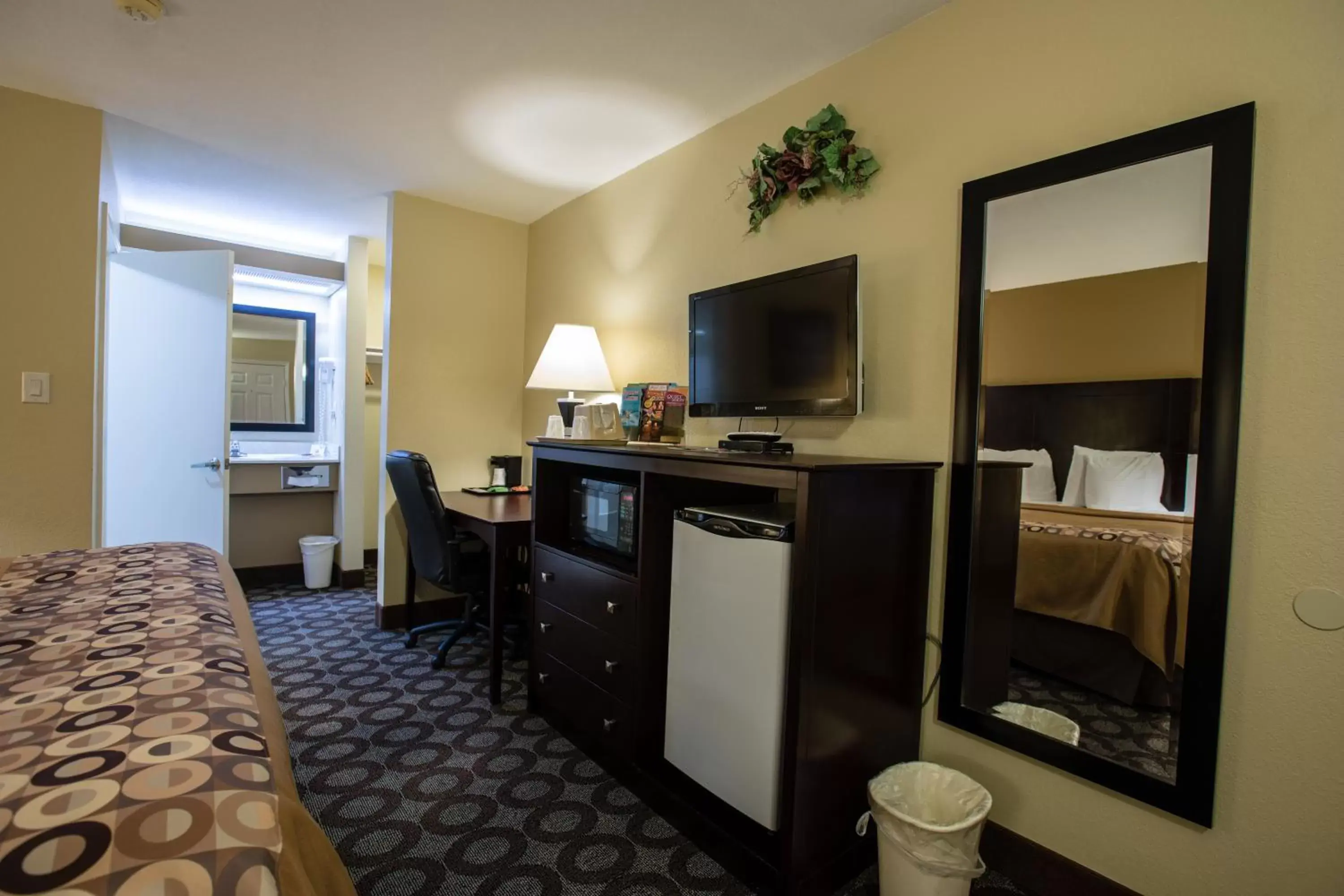 TV/Entertainment Center in Relax Inn and Suites Kuttawa