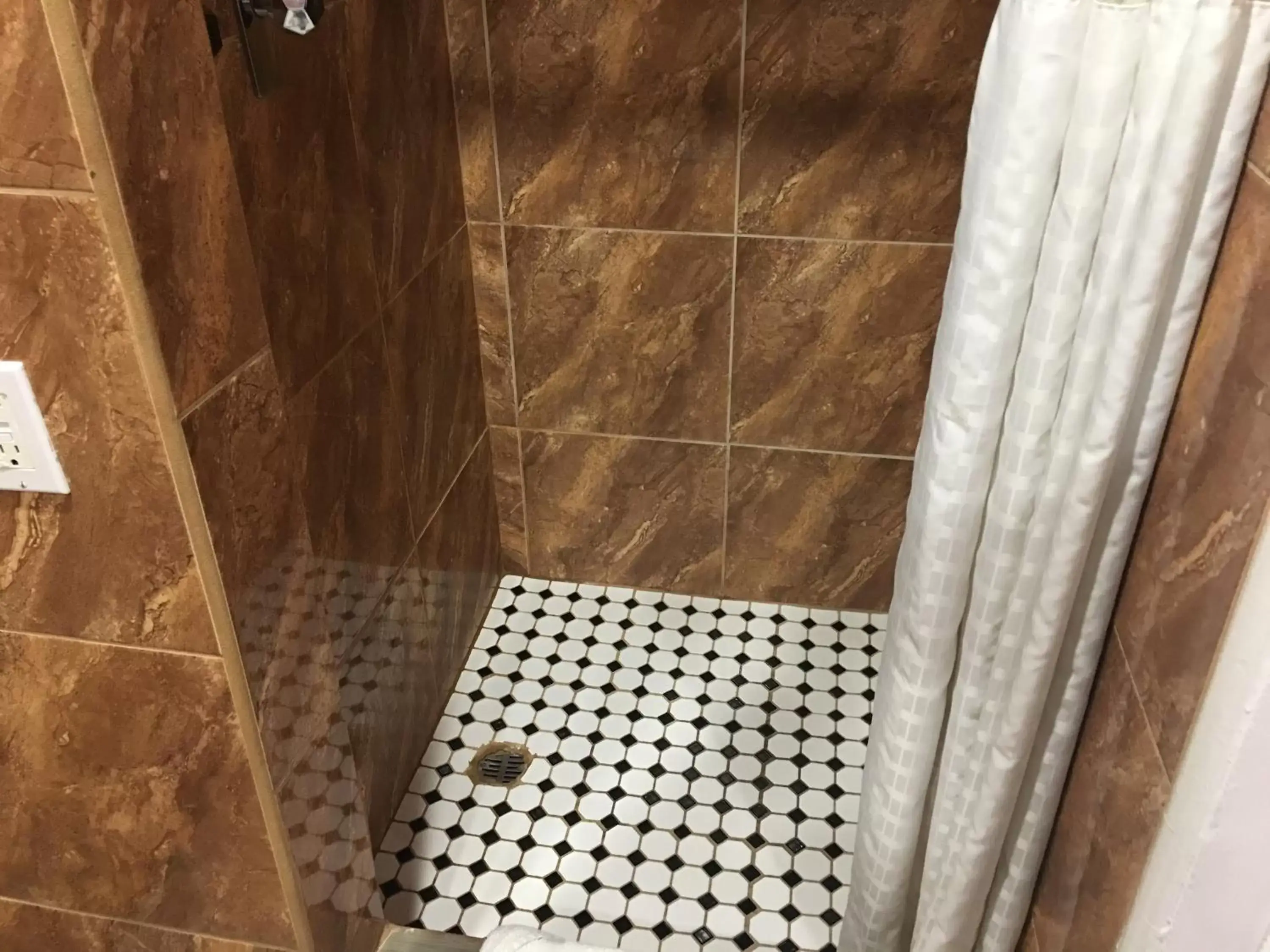 Shower, Bathroom in Harris Motel