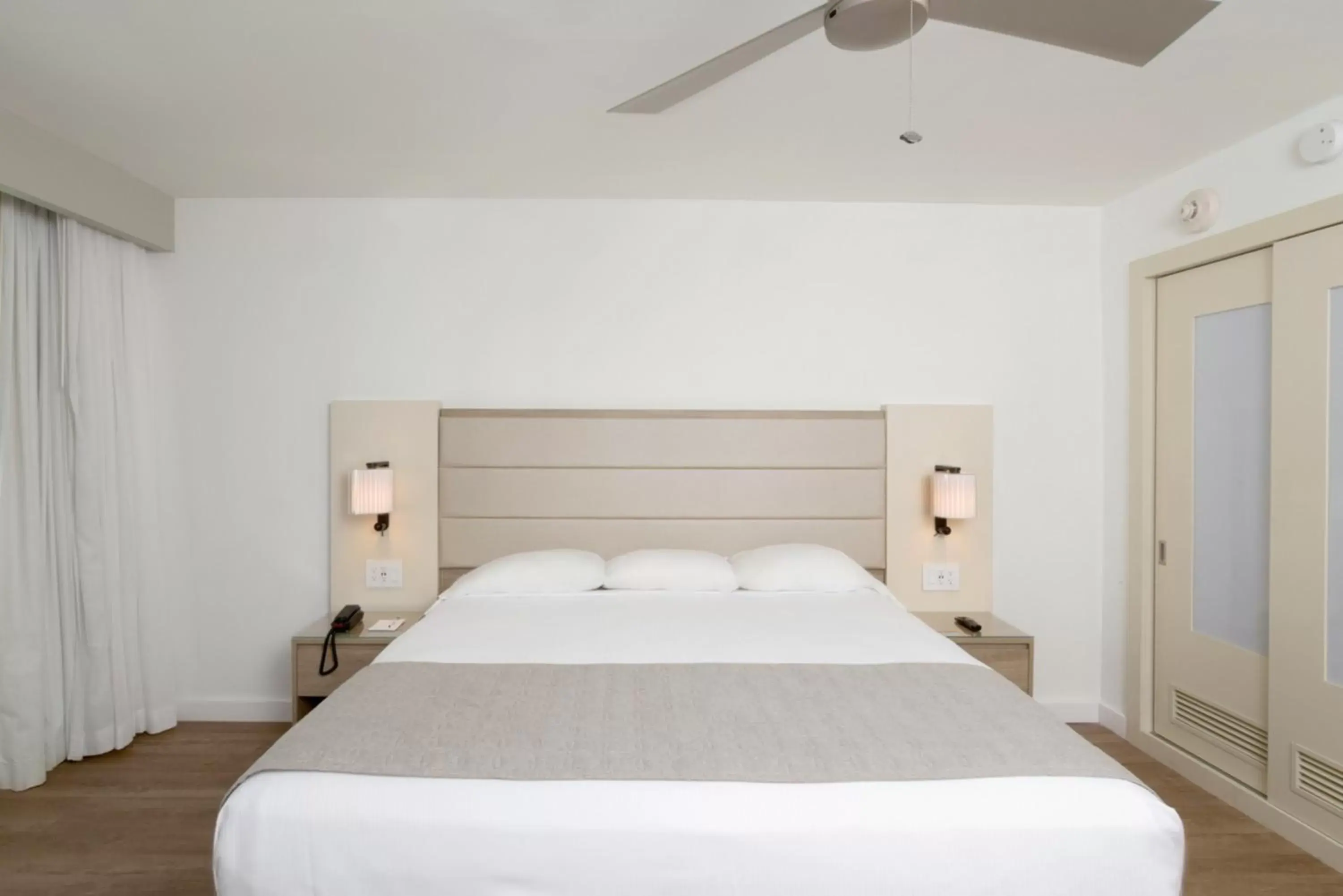 Photo of the whole room, Bed in Riu Plaza Miami Beach