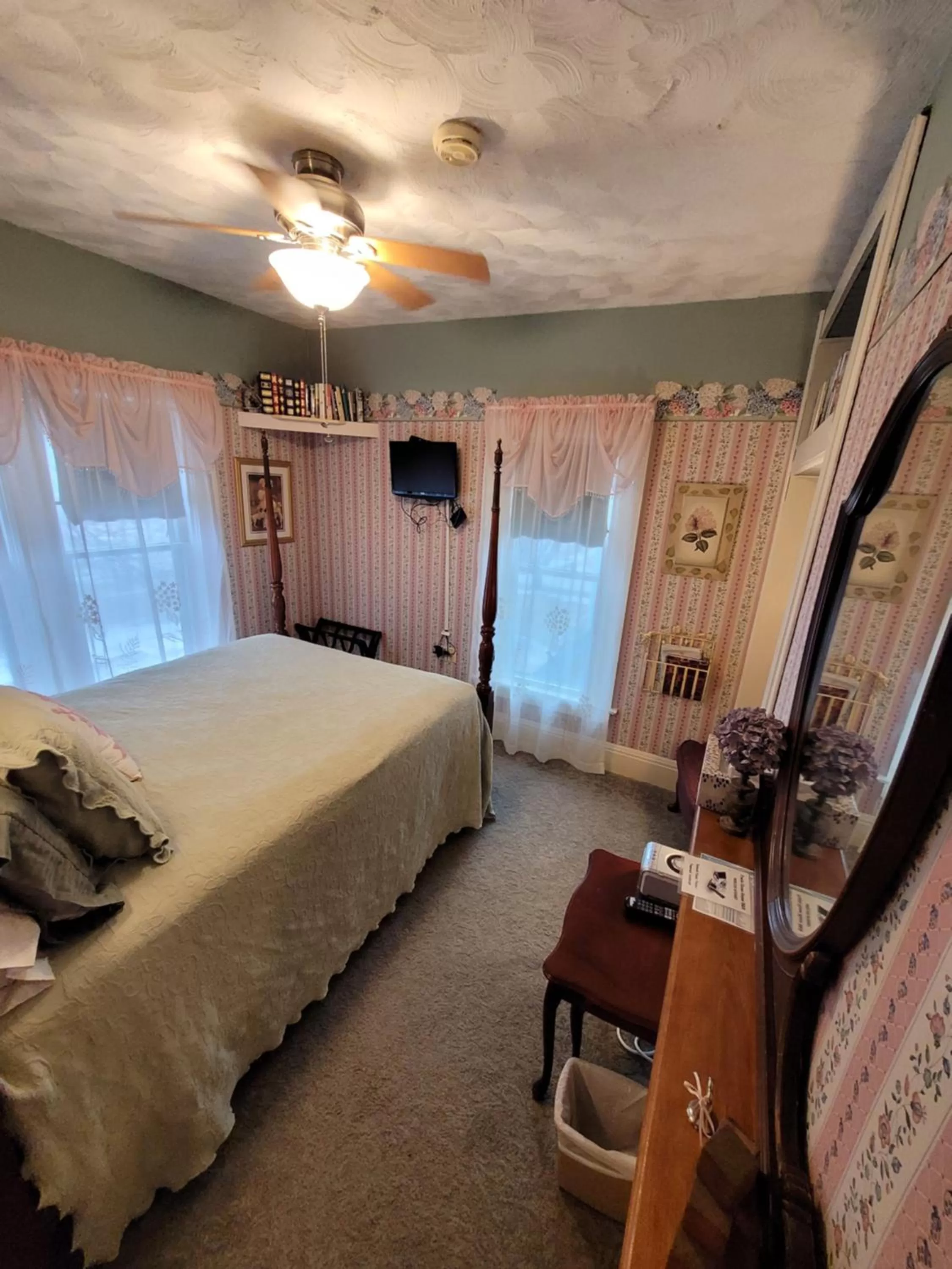 Bed in Prairie House Manor Bed and Breakfast