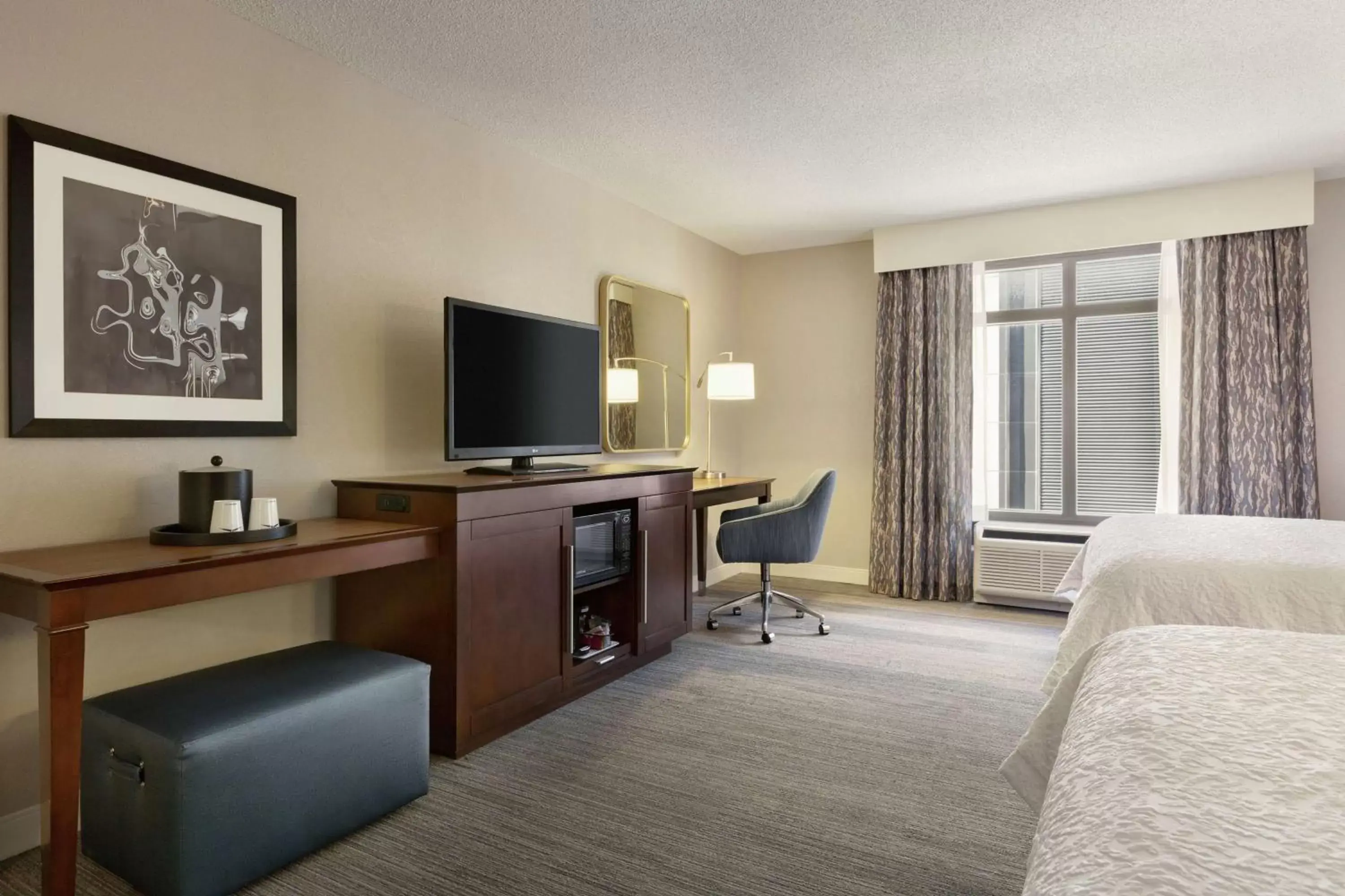 Bedroom, TV/Entertainment Center in Hampton Inn & Suites Nashville-Downtown