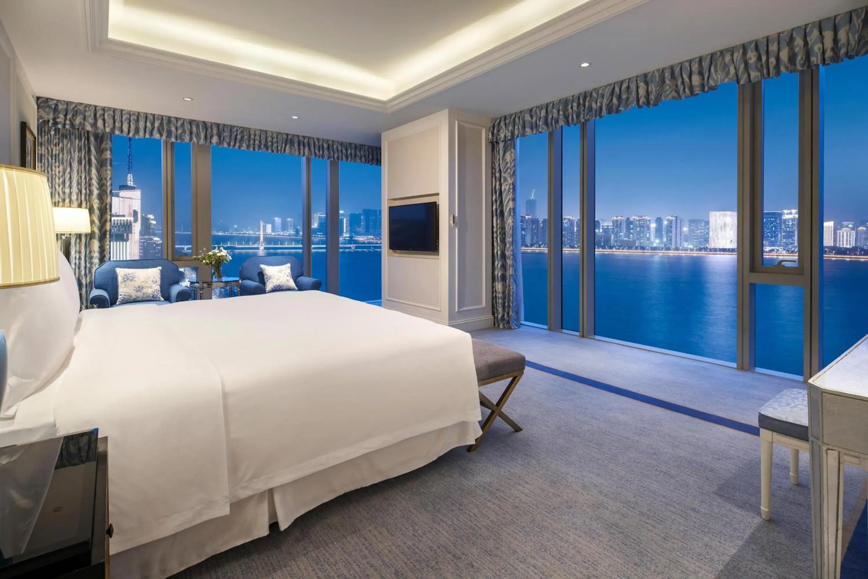 Bedroom in The Azure Qiantang, a Luxury Collection Hotel, Hangzhou