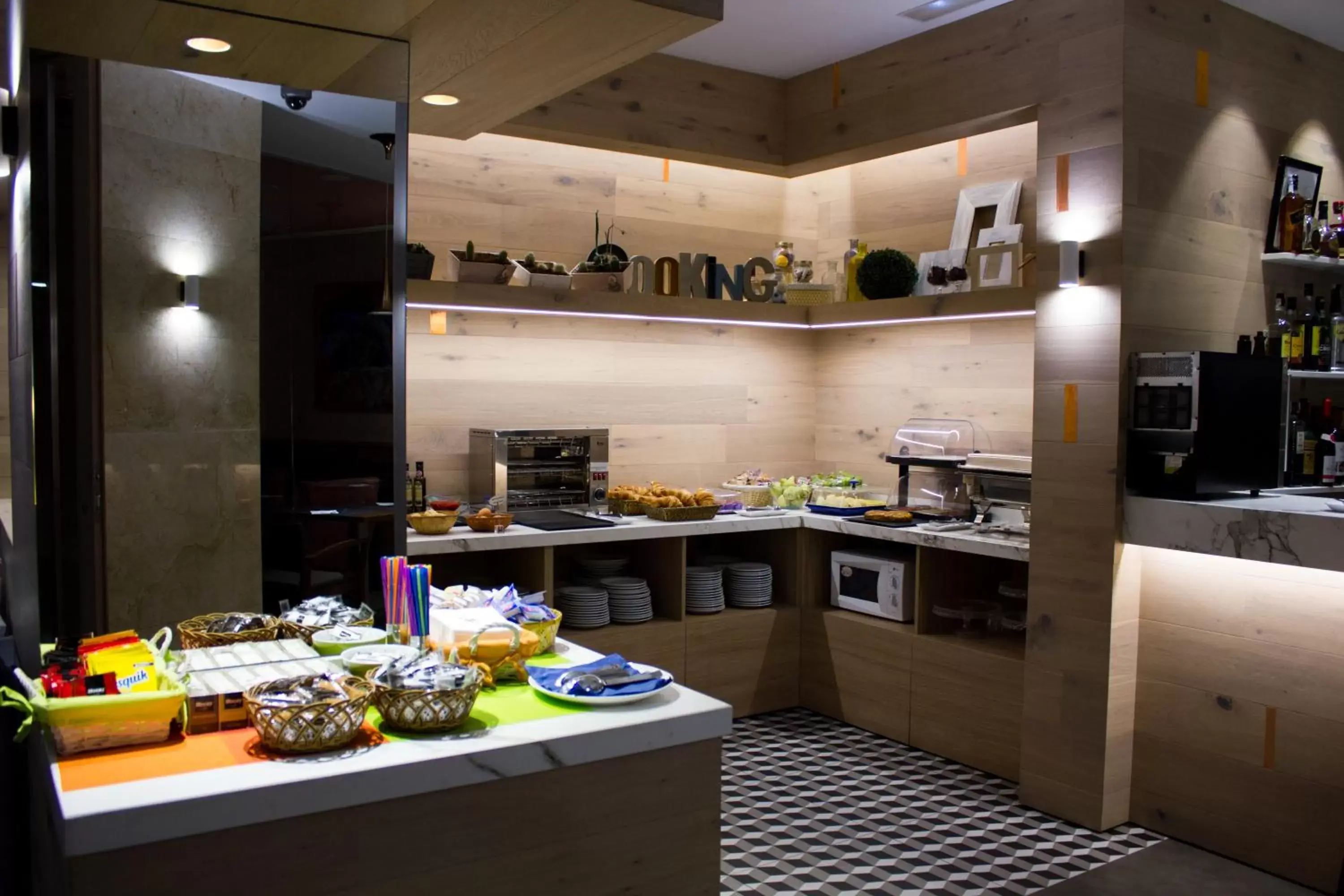 Restaurant/places to eat in Hotel Gran Via Restaurant/places to eat in Hotel Gran Via