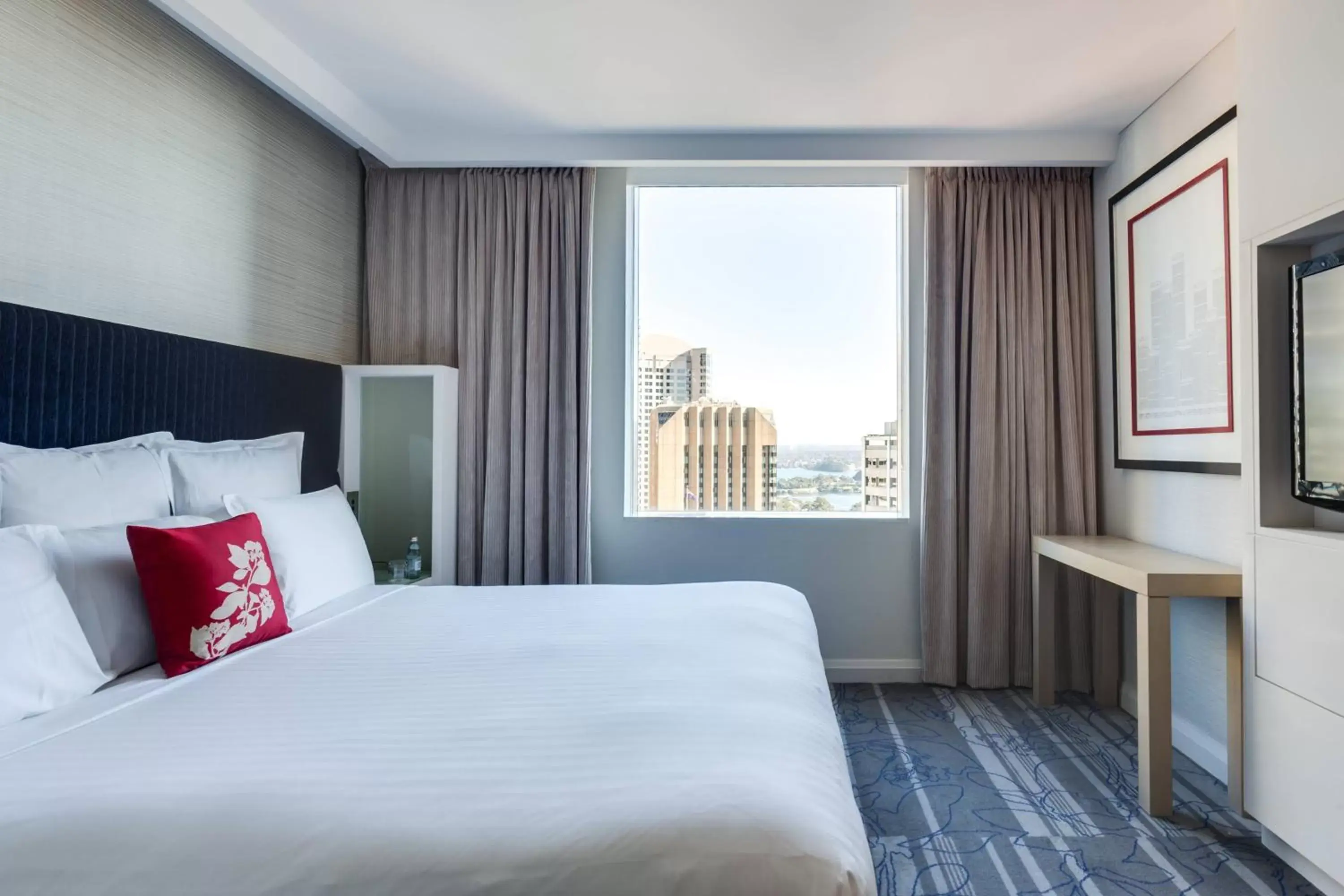 Bedroom, Bed in Sydney Harbour Marriott Hotel at Circular Quay