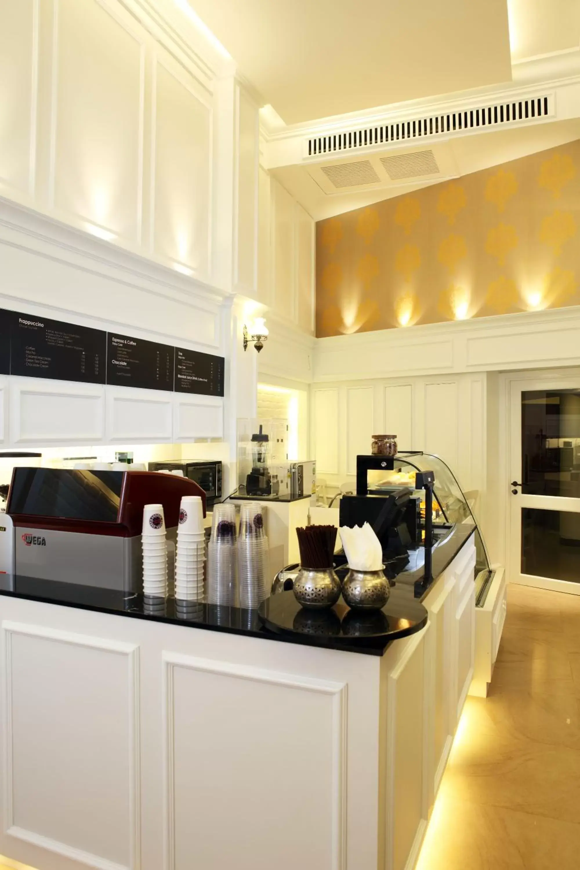 Lounge or bar, Kitchen/Kitchenette in Khaosan Palace Hotel - SHA Extra Plus
