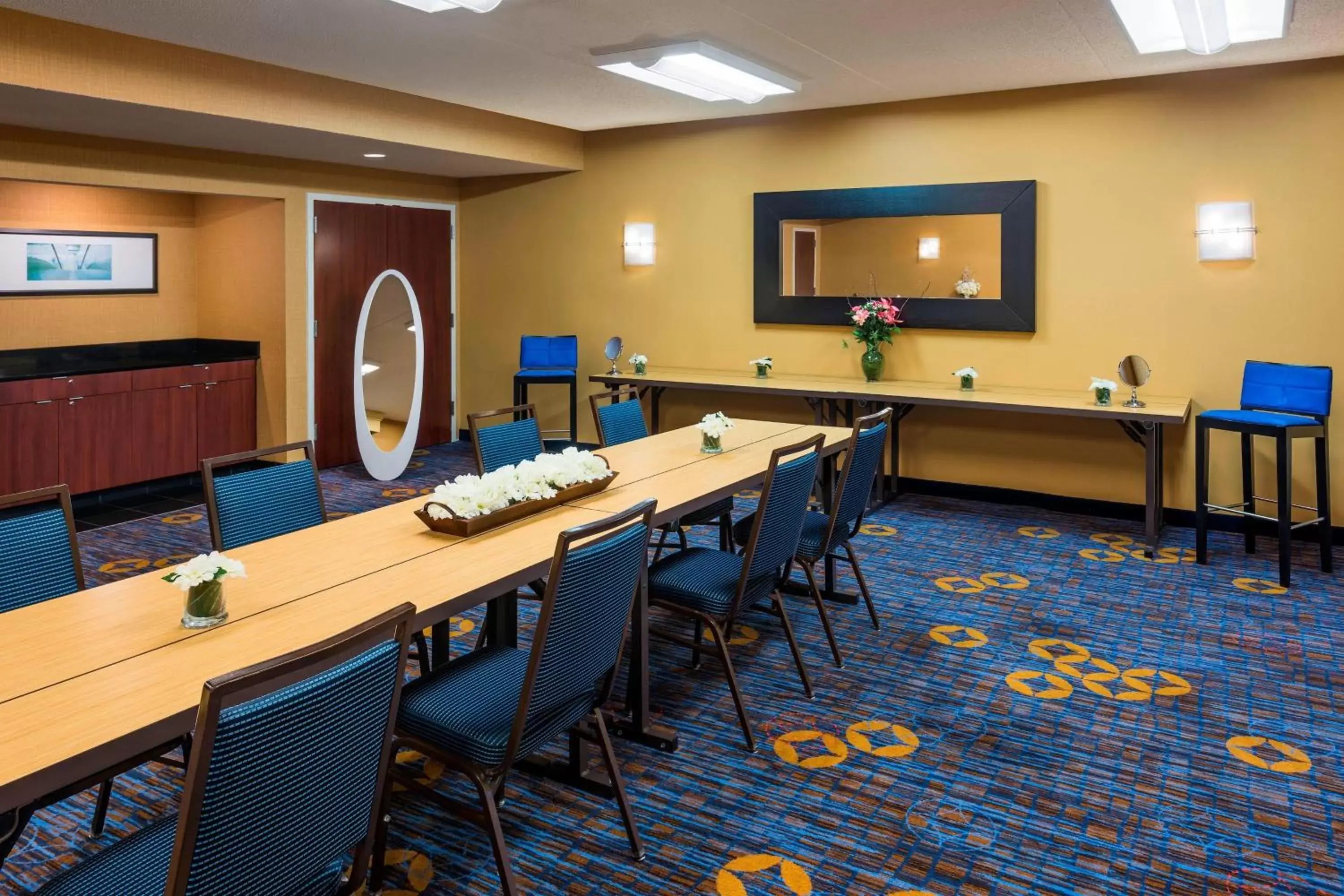 Photo of the whole room in Courtyard by Marriott Chicago Waukegan / Gurnee