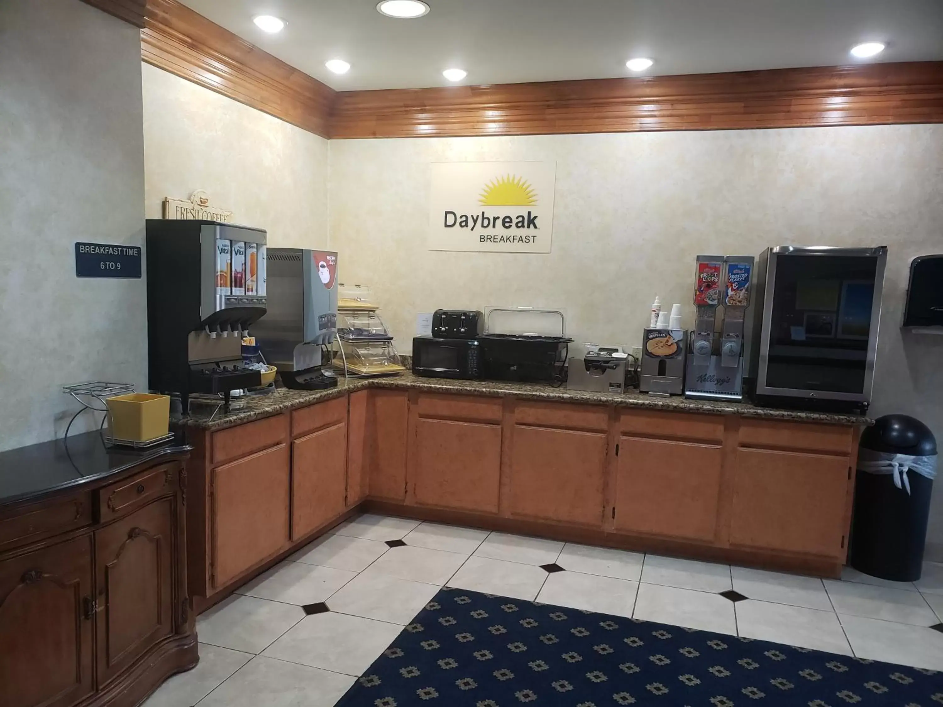 Restaurant/places to eat, Kitchen/Kitchenette in Days Inn & Suites by Wyndham Cleburne TX