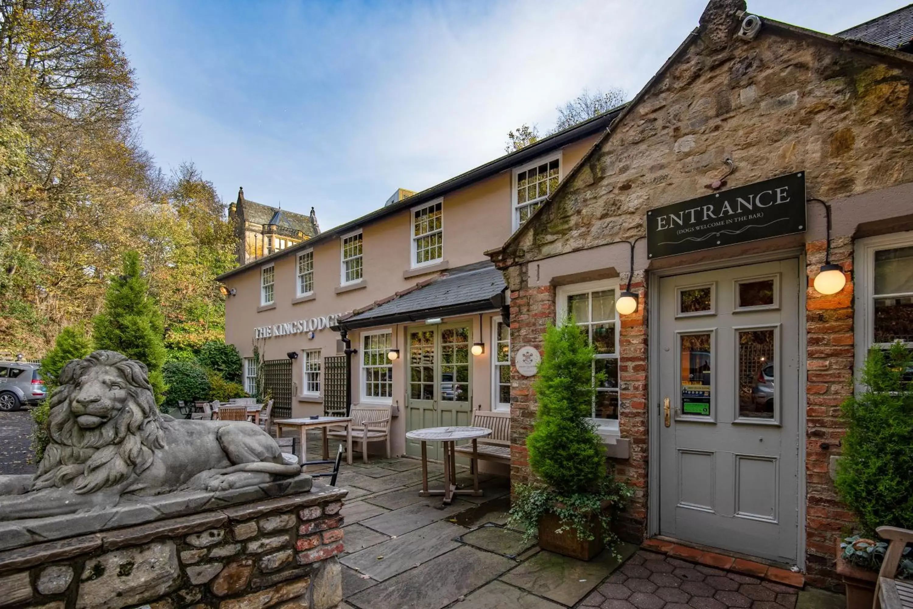 Facade/entrance, Property Building in The Kingslodge Inn - The Inn Collection Group