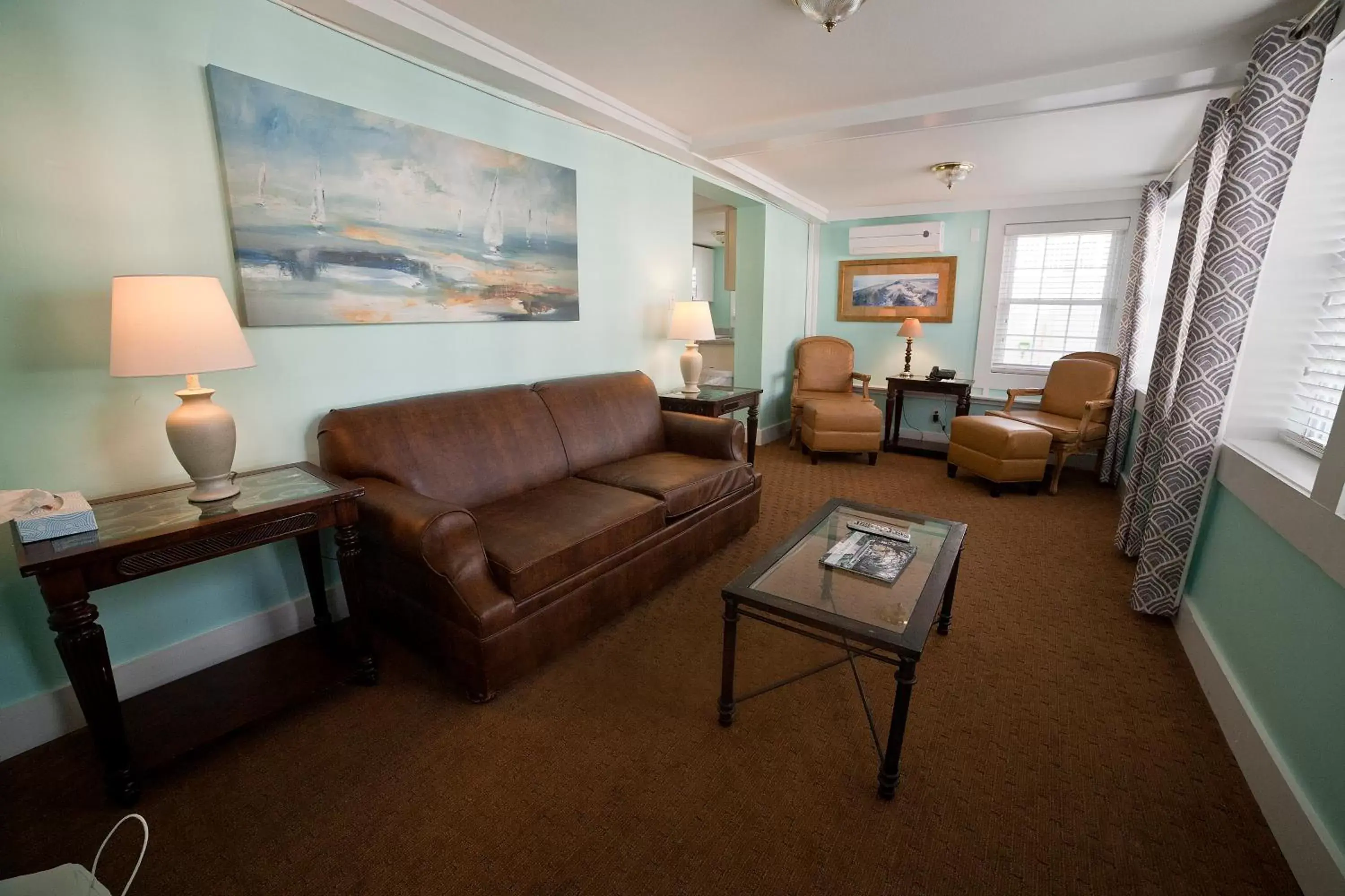 Seating Area in Georgianne Inn & Suites check in 212 Bulter Ave