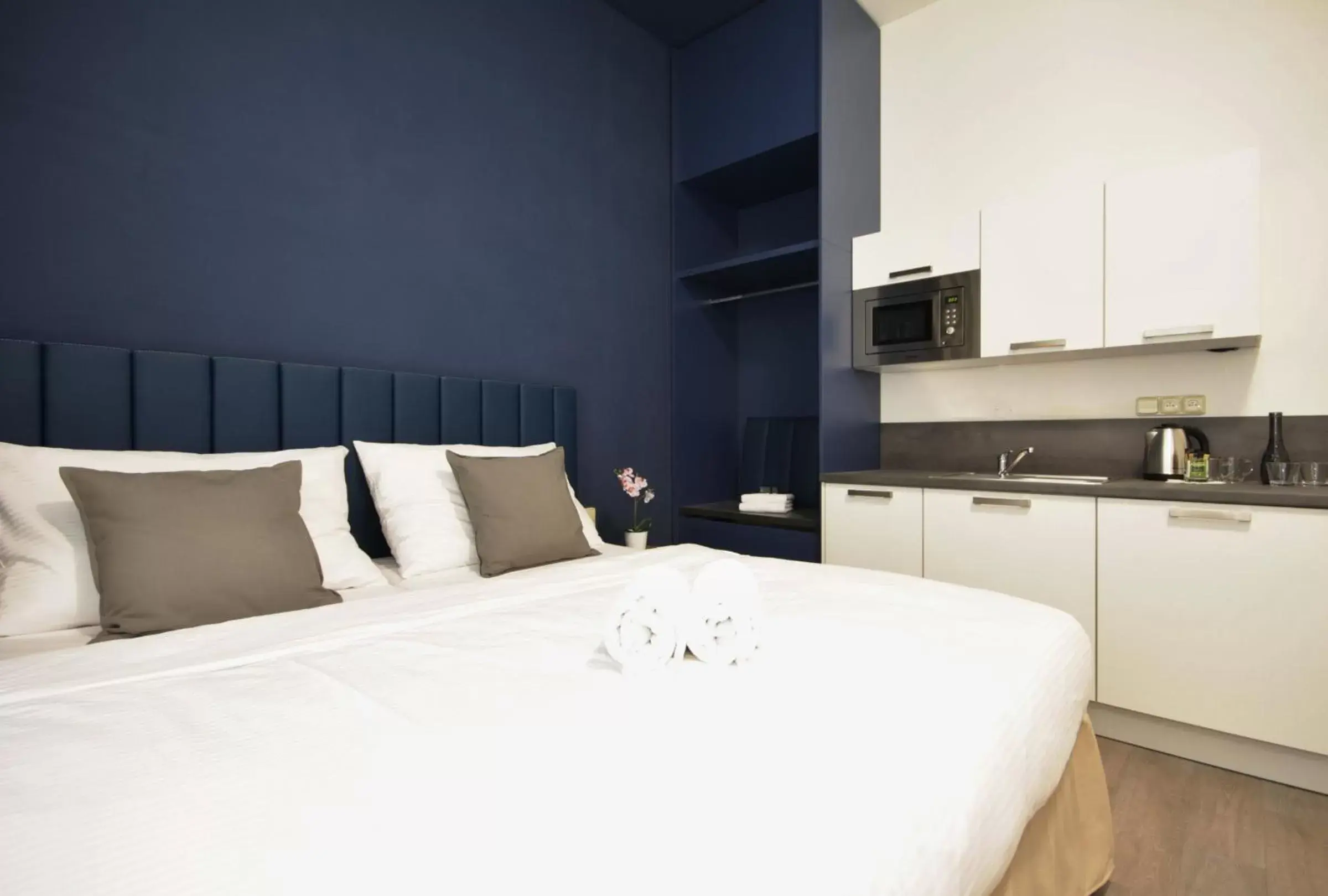 Kitchen or kitchenette, Bed in Alveo Suites