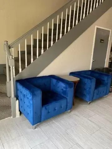 Seating Area in Hometown Inn & Suites