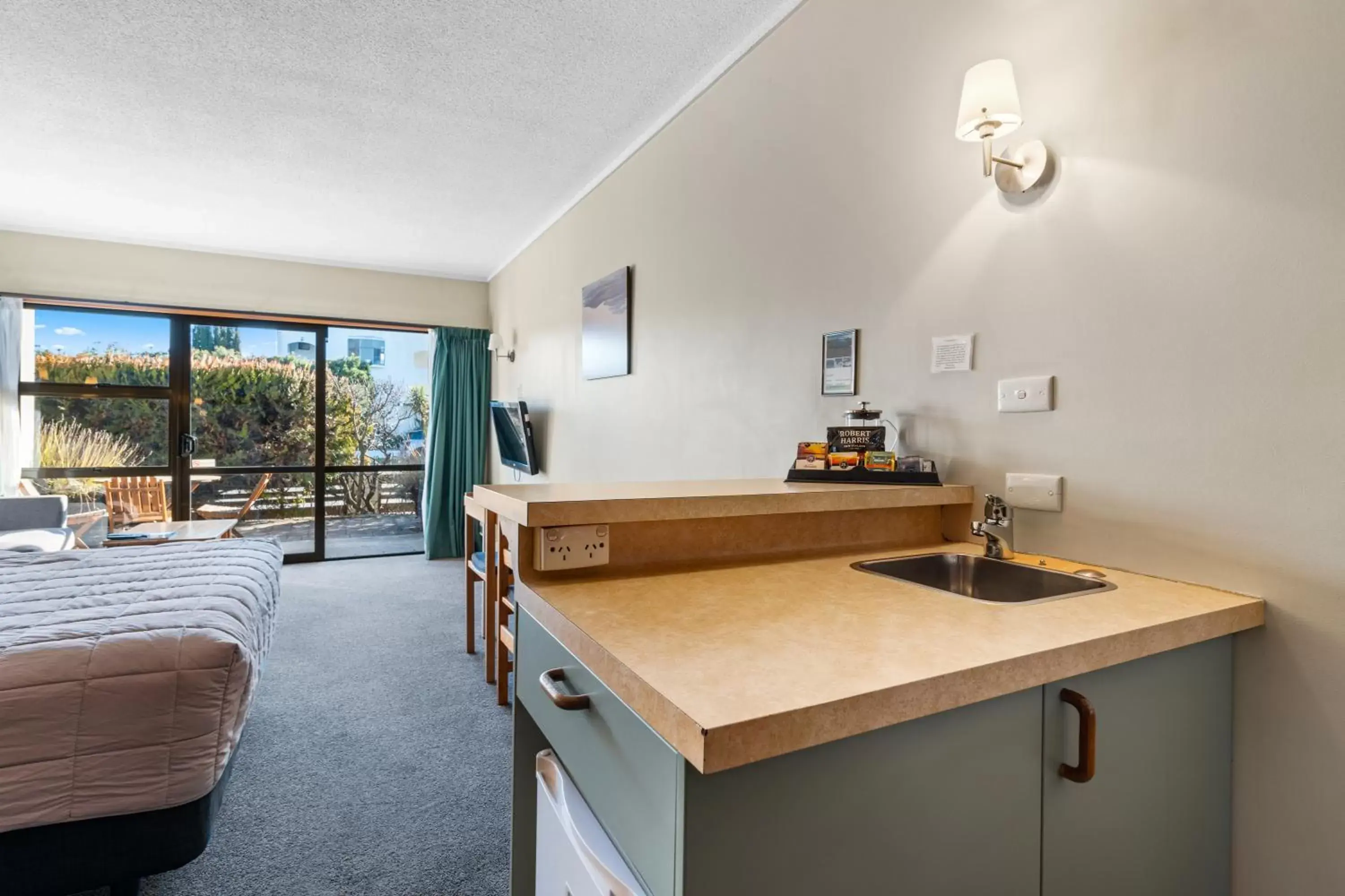 Kitchen/Kitchenette in Aspiring Lodge Motel