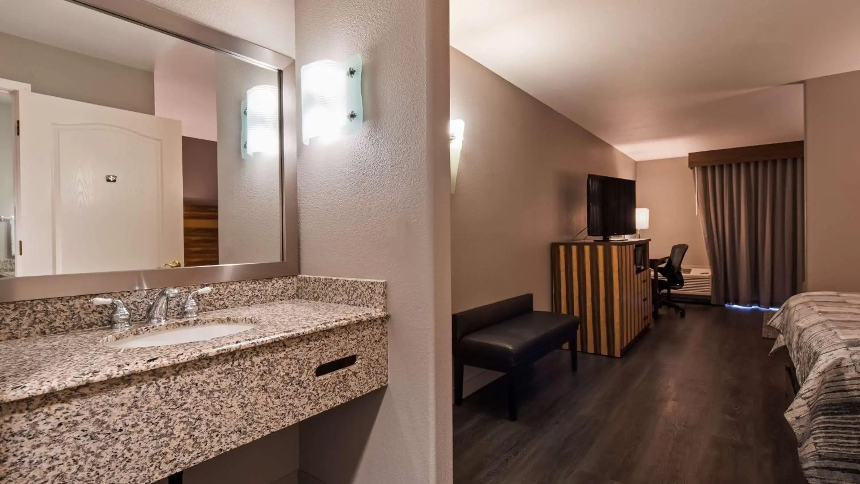 Photo of the whole room, Bathroom in Best Western Cedar Inn & Suites