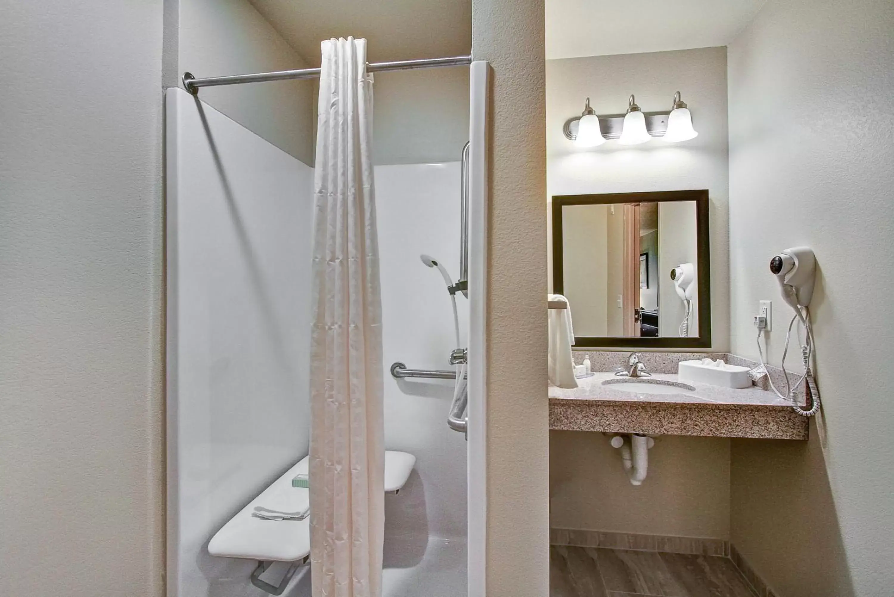 Shower, Bathroom in Cobblestone Hotel & Suites Pulaski/Green Bay
