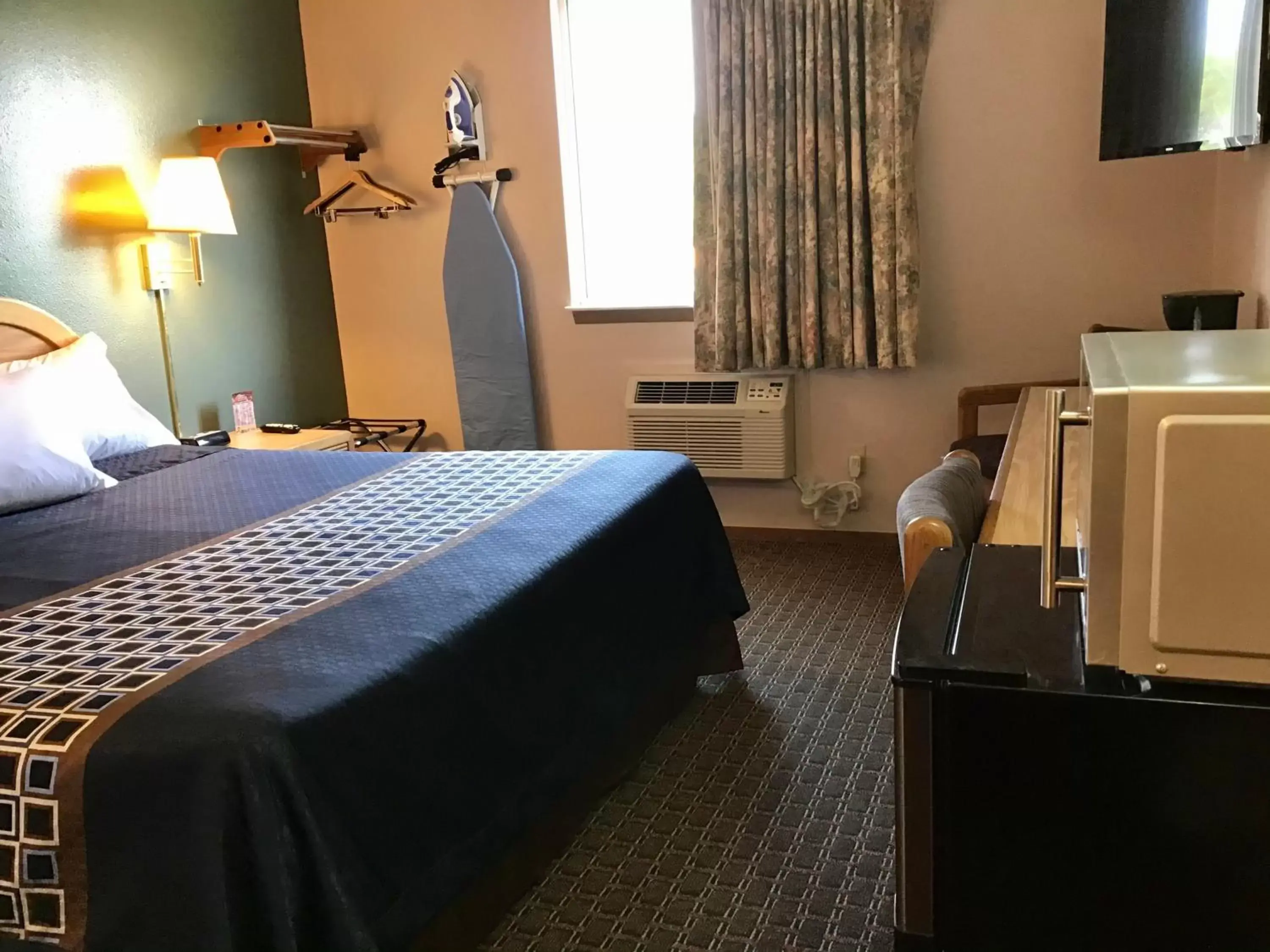 Photo of the whole room, Bed in Travelodge by Wyndham Worland