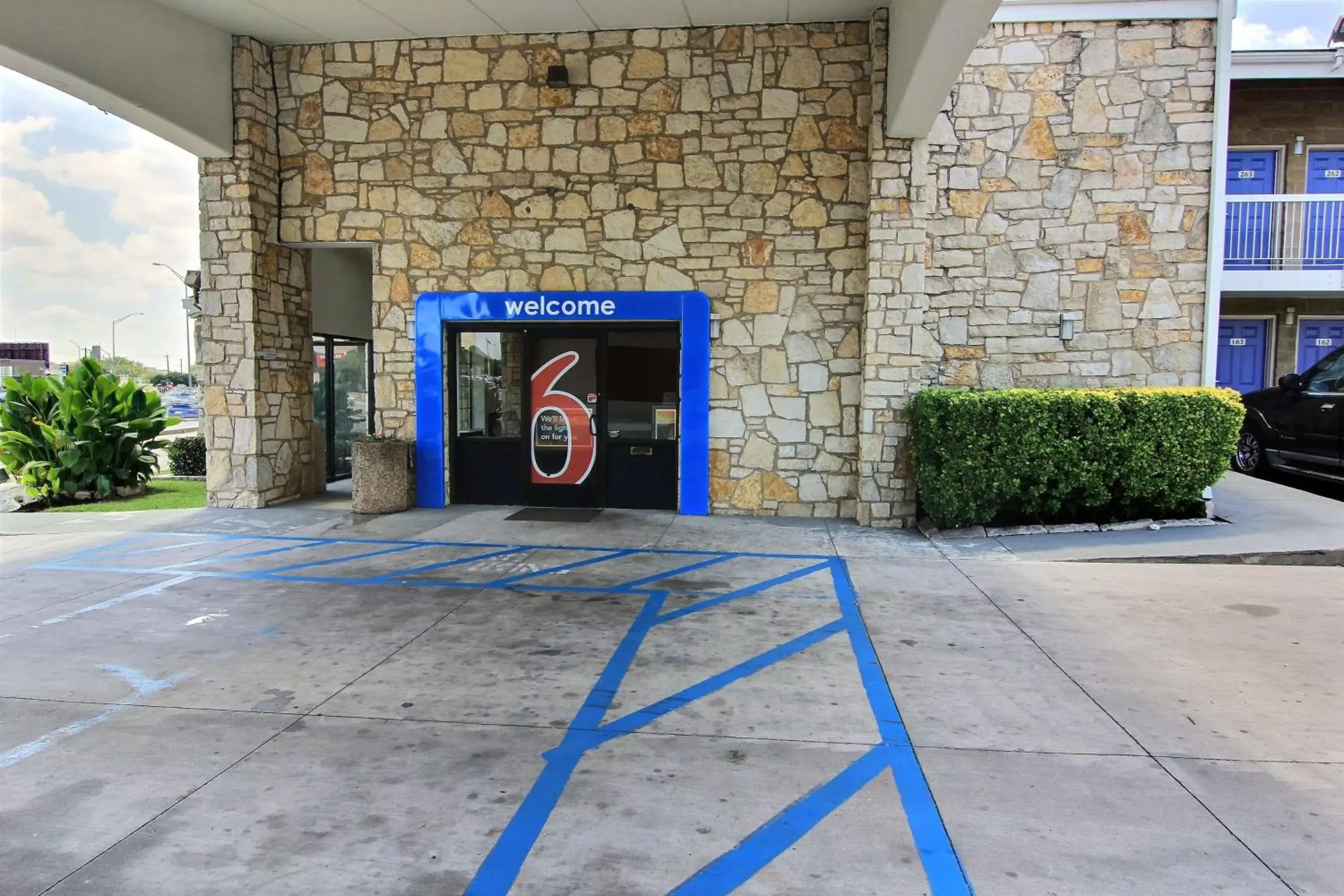 Property building, Facade/Entrance in Motel 6 Austin, TX - Central Downtown UT